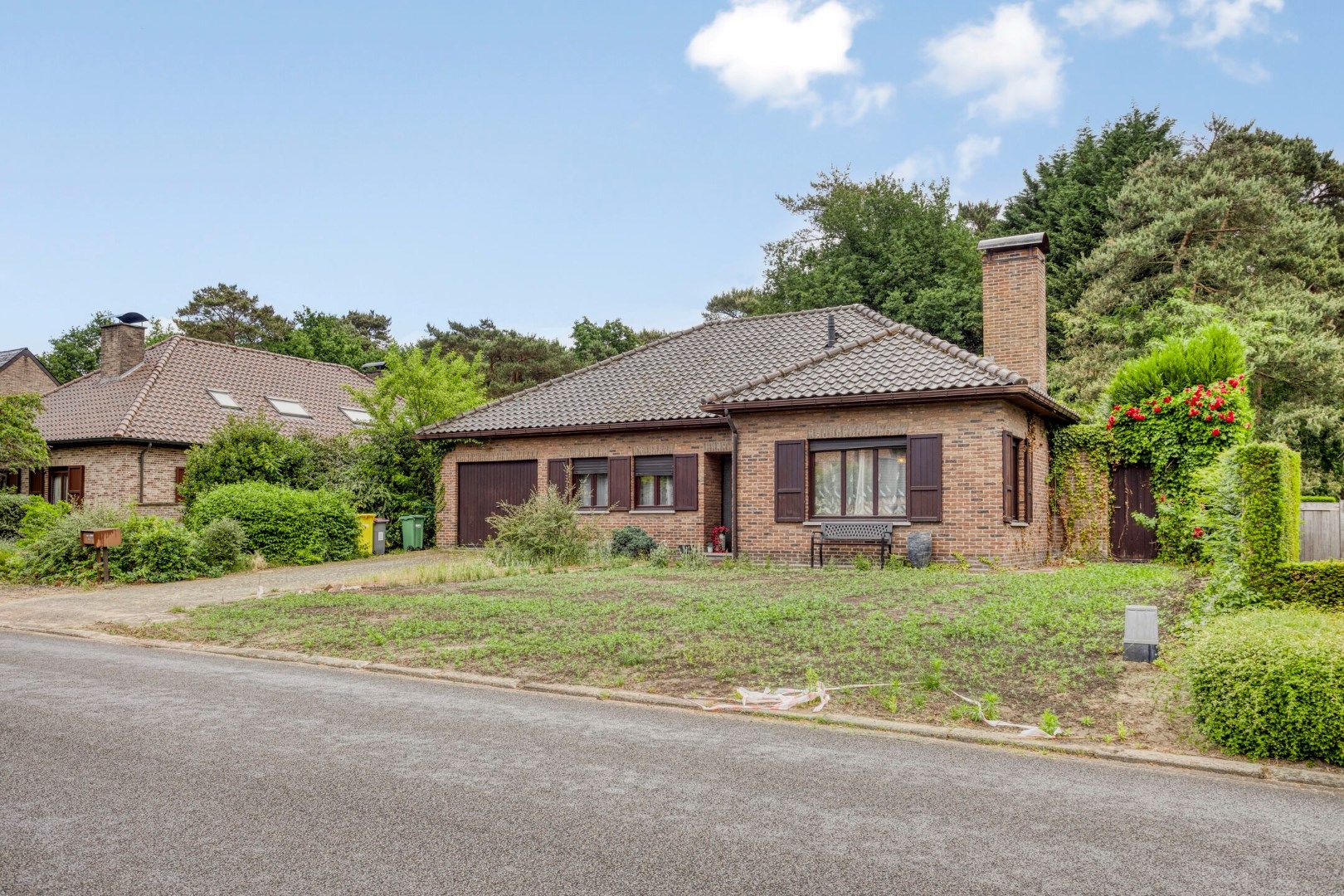Gelijkvloerse woning met 2 slpks en inpandige garage op 824 m² !  foto {{pictureIndex}}
