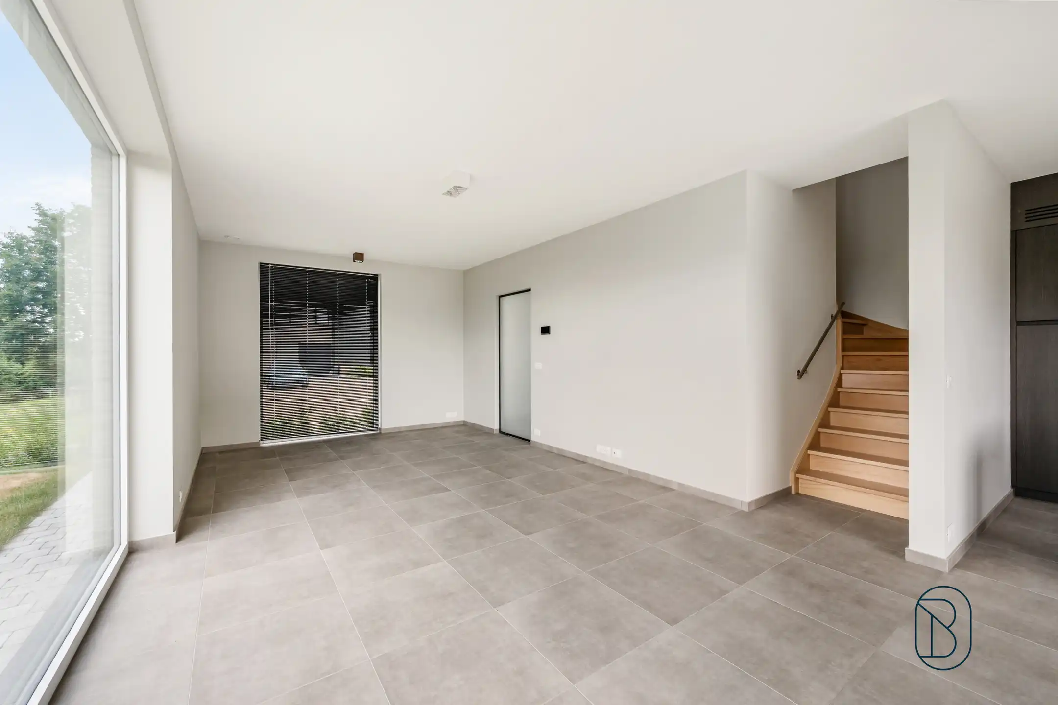 Recente halfopen bebouwing met 4 slaapkamers, tuin en garage foto 11