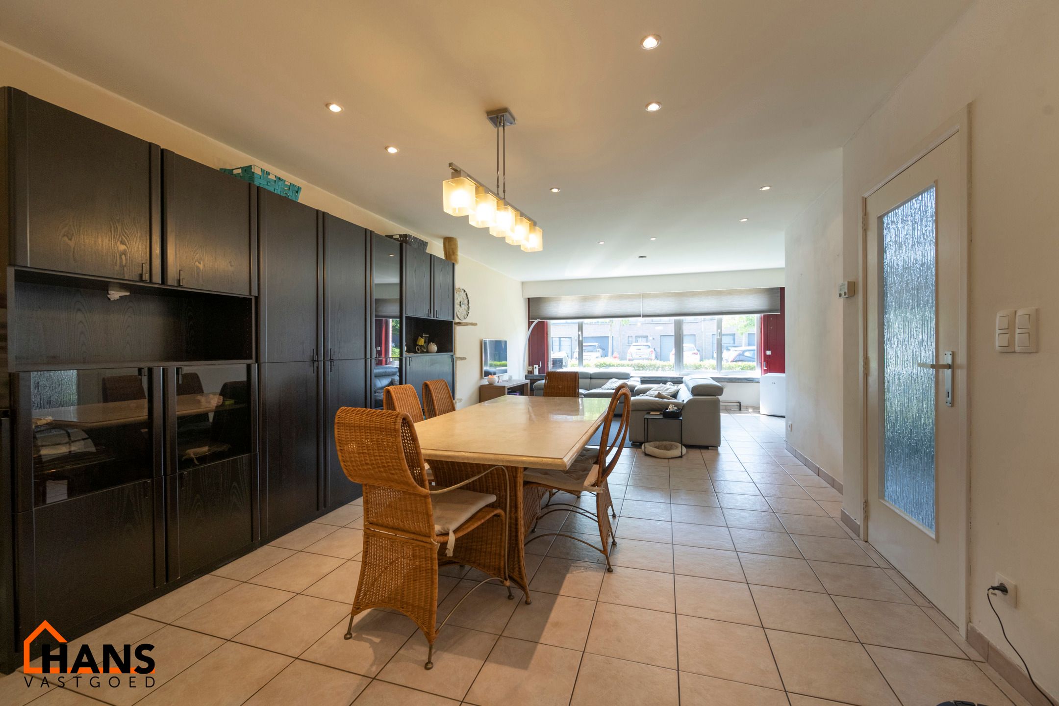 Instapklare halfopen hoekwoning met garage, oprit en tuin. foto 3