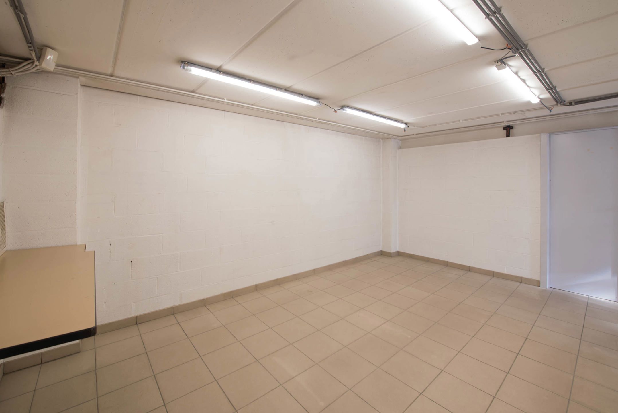 Centraal gelegen handelspand met parking.  foto 11