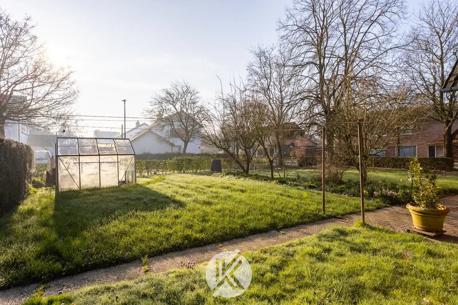 Woning in rustige wijk met renovatiepotentieel foto 23