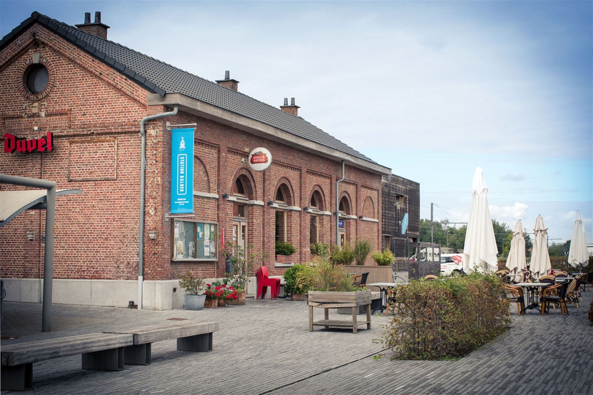 Prachtig stationsgebouw met populaire handelszaak, loft en studio te Berlaar foto 2