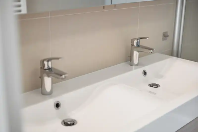 Luxueus appartement met breed terras en zijdelings zeezicht foto 8