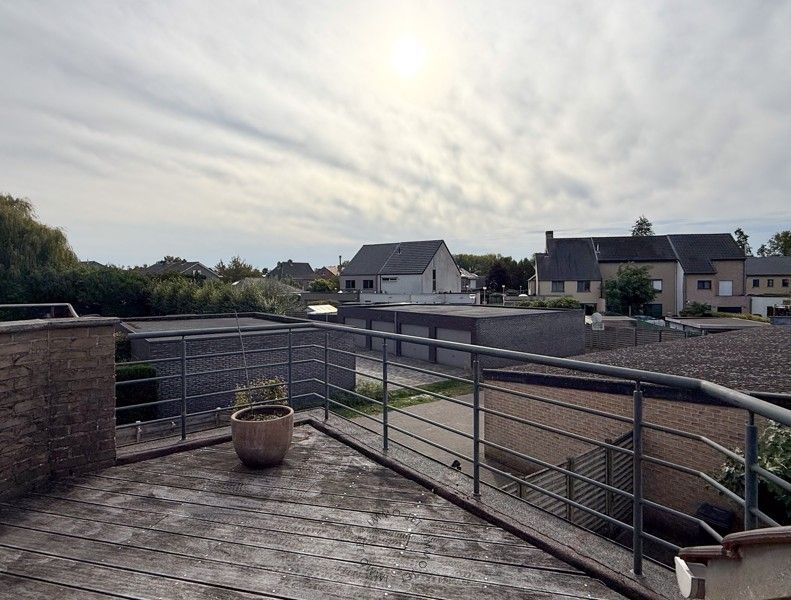 Ruim duplexappartement met terras en garage in Beveren foto 9