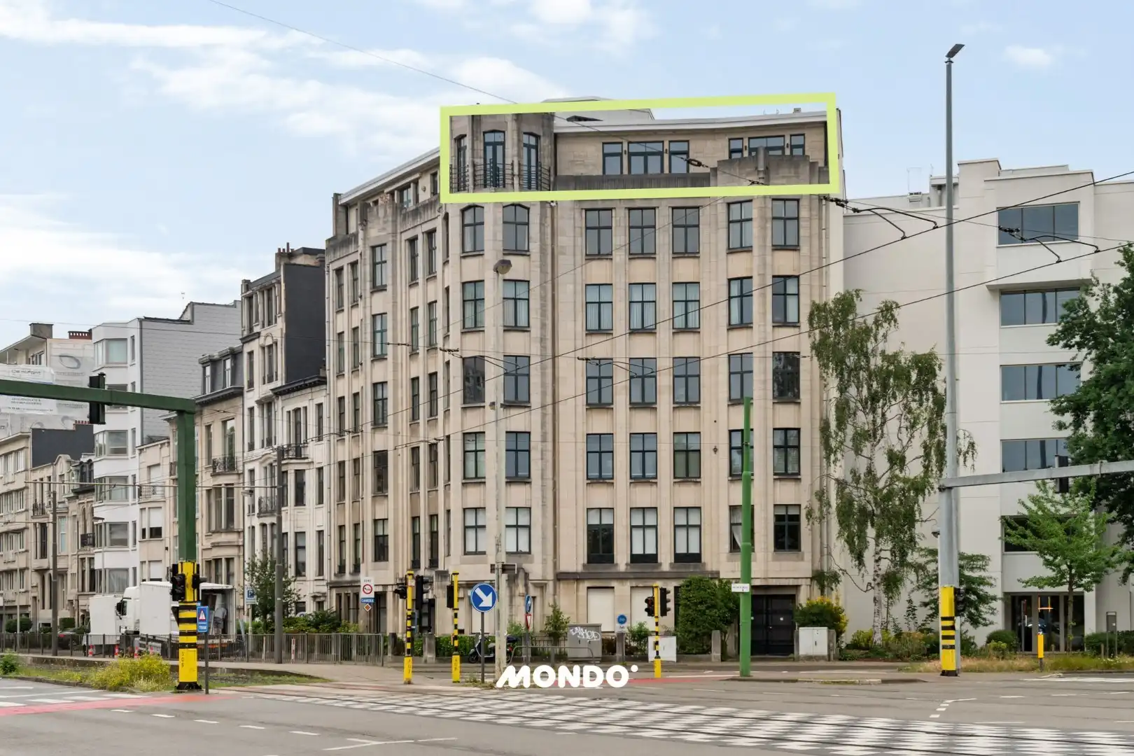 Exclusief  wonen boven de stad: eindeloos panorama en strak design. foto 23