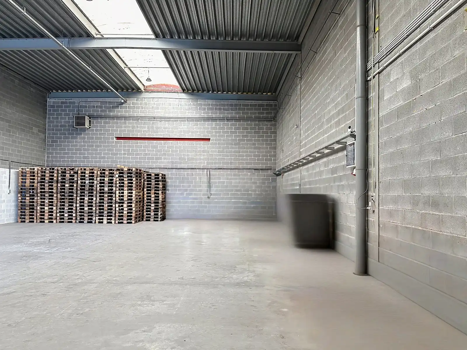 Magazijn met kantoorruimte foto 2