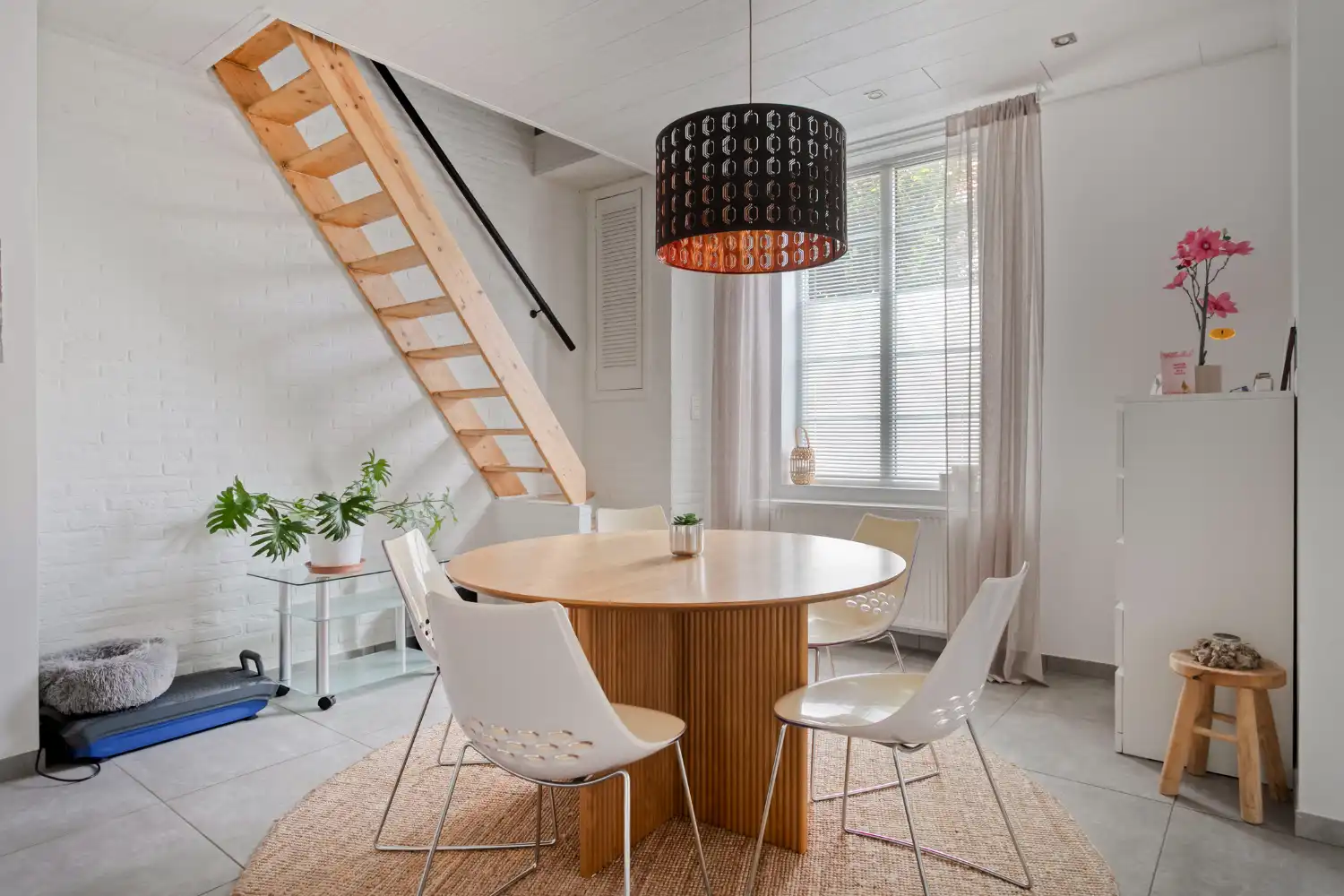 Charmante halfopen woning te koop in Oostkamp - Perfect voor wie een instapklare woning zoekt in een centrale omgeving! foto 2