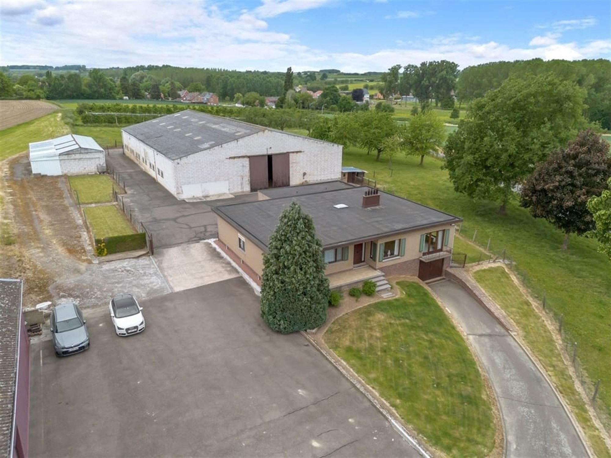RUIME GEZINSWONING MET LOODS EN WEIDE OP 1,1 HECTARE IN HET LANDELIJKE SINT-TRUIDEN foto 2