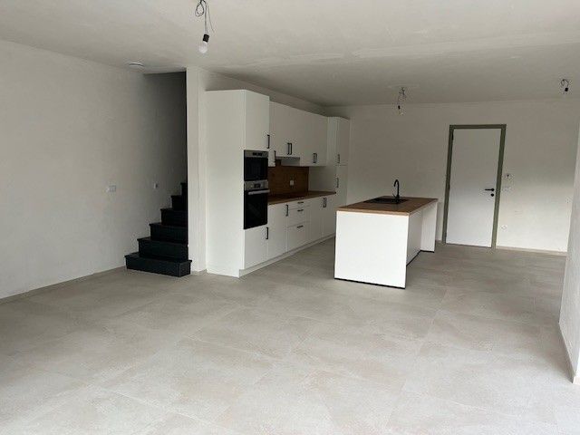 Instapklare nieuwbouw woning op 327 m² grond met 3 slaapkamers. Hoge afwerkingsgraad en laag energieverbruik!!! foto 4