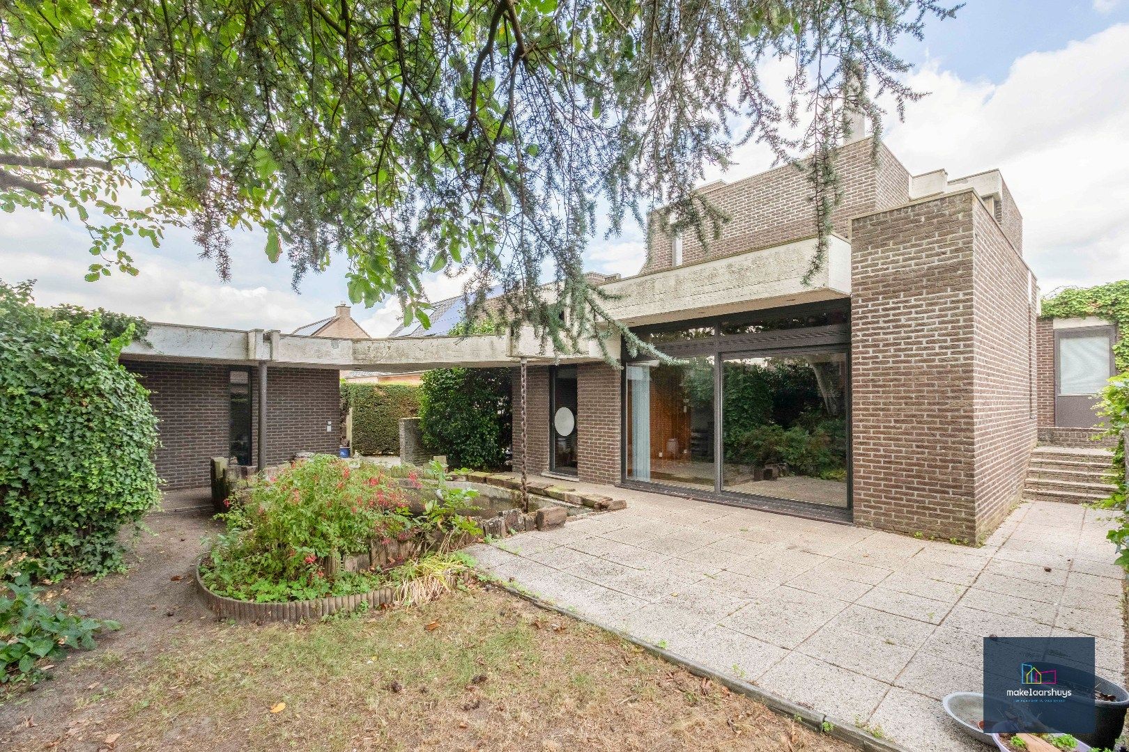 Architecturale woning op een rustige ligging foto 3