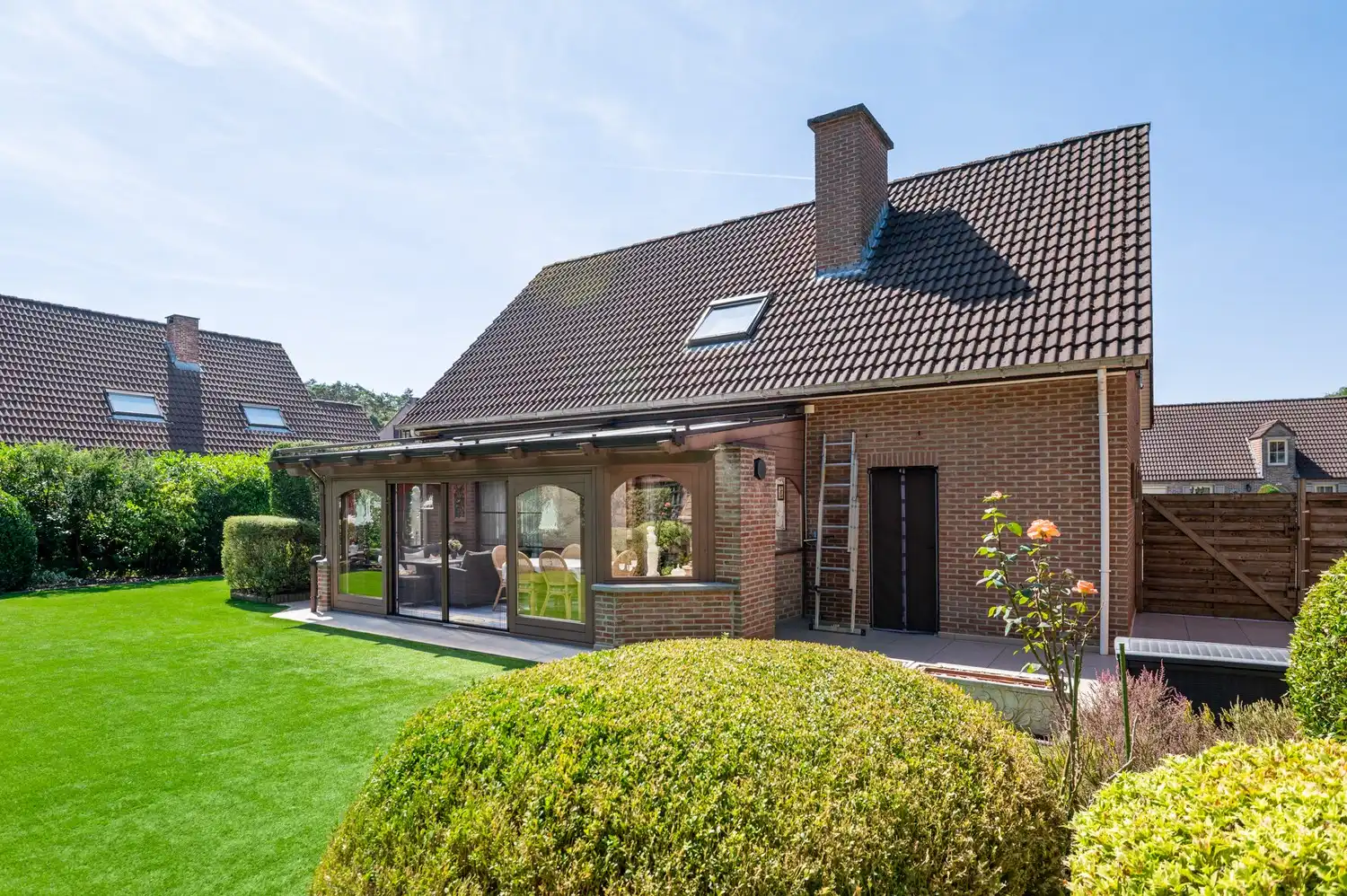 Ruime gezinswoning met 3 slaapkamers, veranda, garage en zonnige tuin foto 19