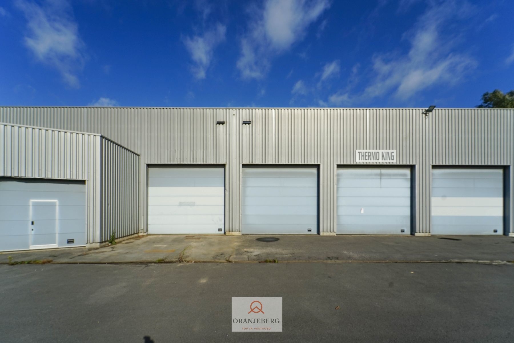 Groot magazijn (221m²) Te Huur met hoge bereikbaarheid vlakbij R4 foto {{pictureIndex}}