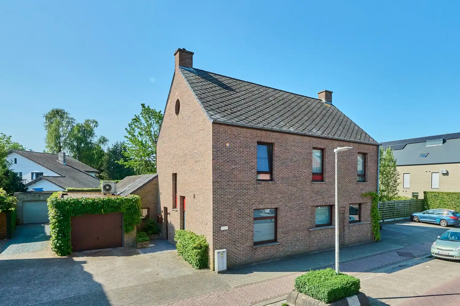 Karaktervolle woning met praktijkruimte,  4 slaapkamers en zuidgerichte tuin foto {{pictureIndex}}