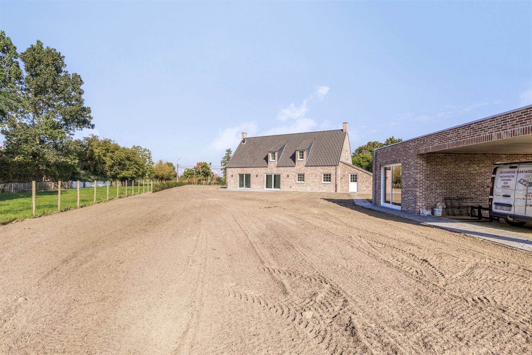 Zeer ruime nieuwbouwwoning gelegen op een groot zonnig perceel foto 16