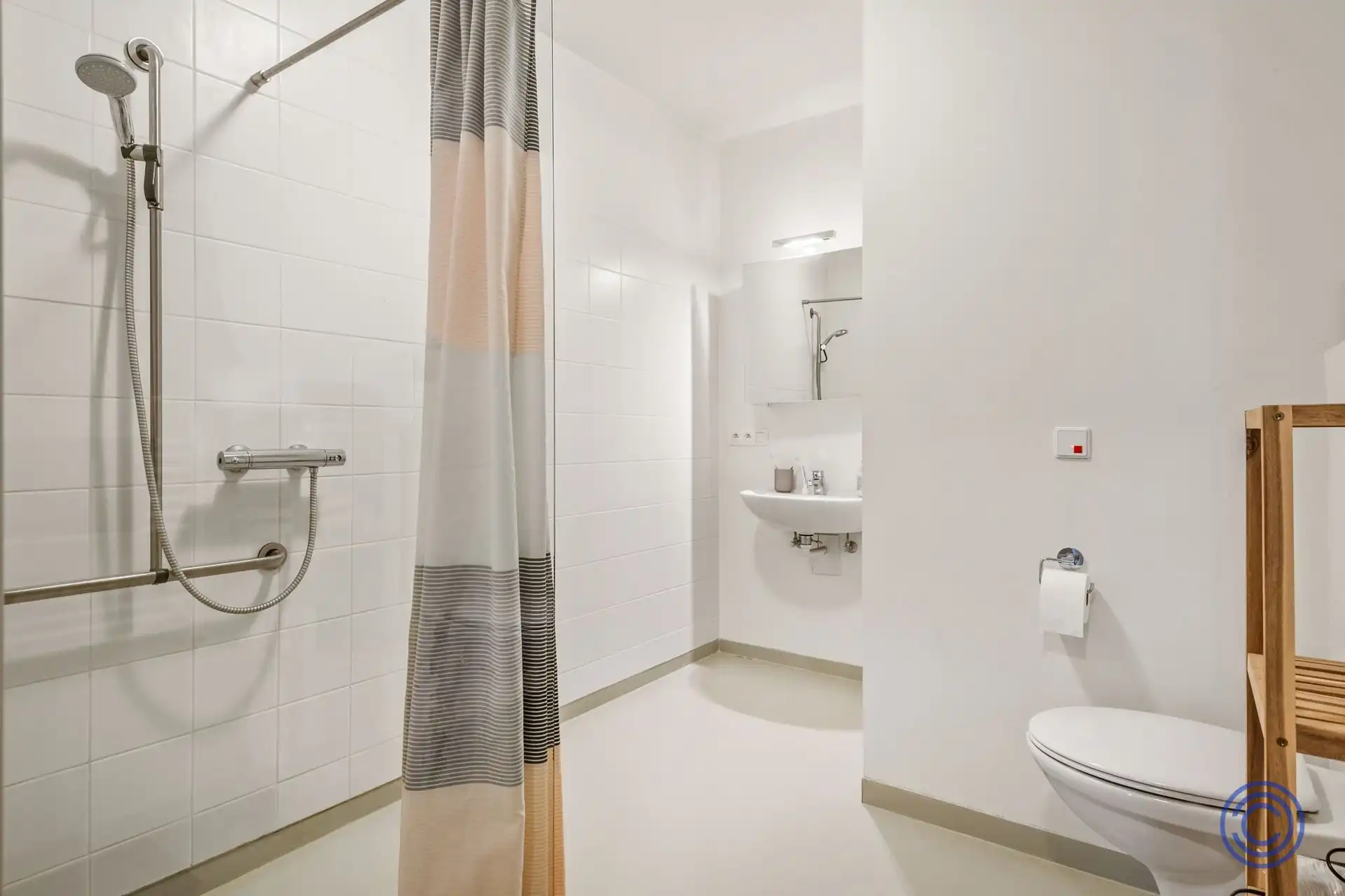 Rolstoelvriendelijk appartement op de 18de verdieping met panoramisch zicht over de dokken. foto 9
