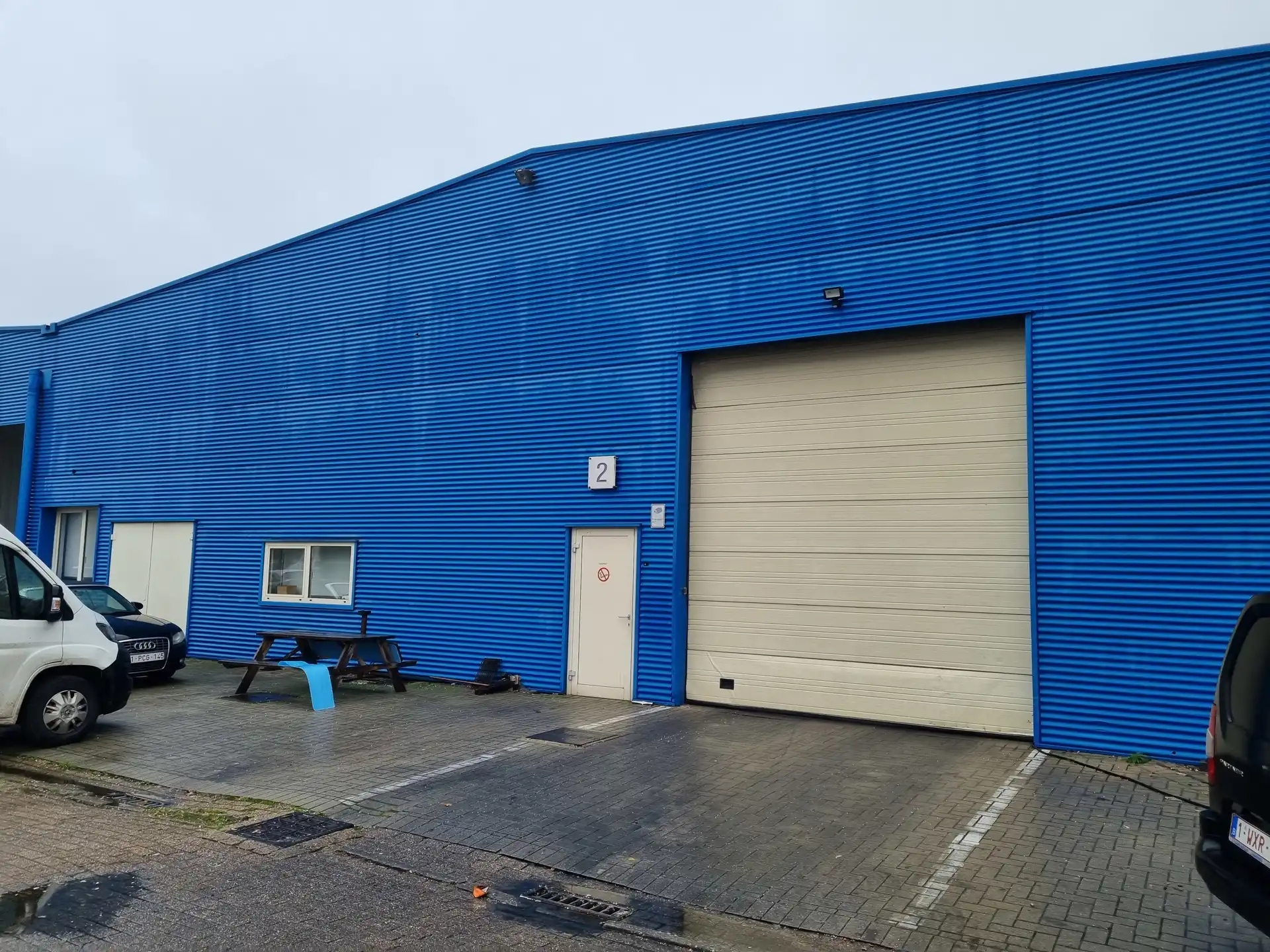 TE HUUR: BEDRIJFSGEBOUW VAN 1420M² foto {{pictureIndex}}