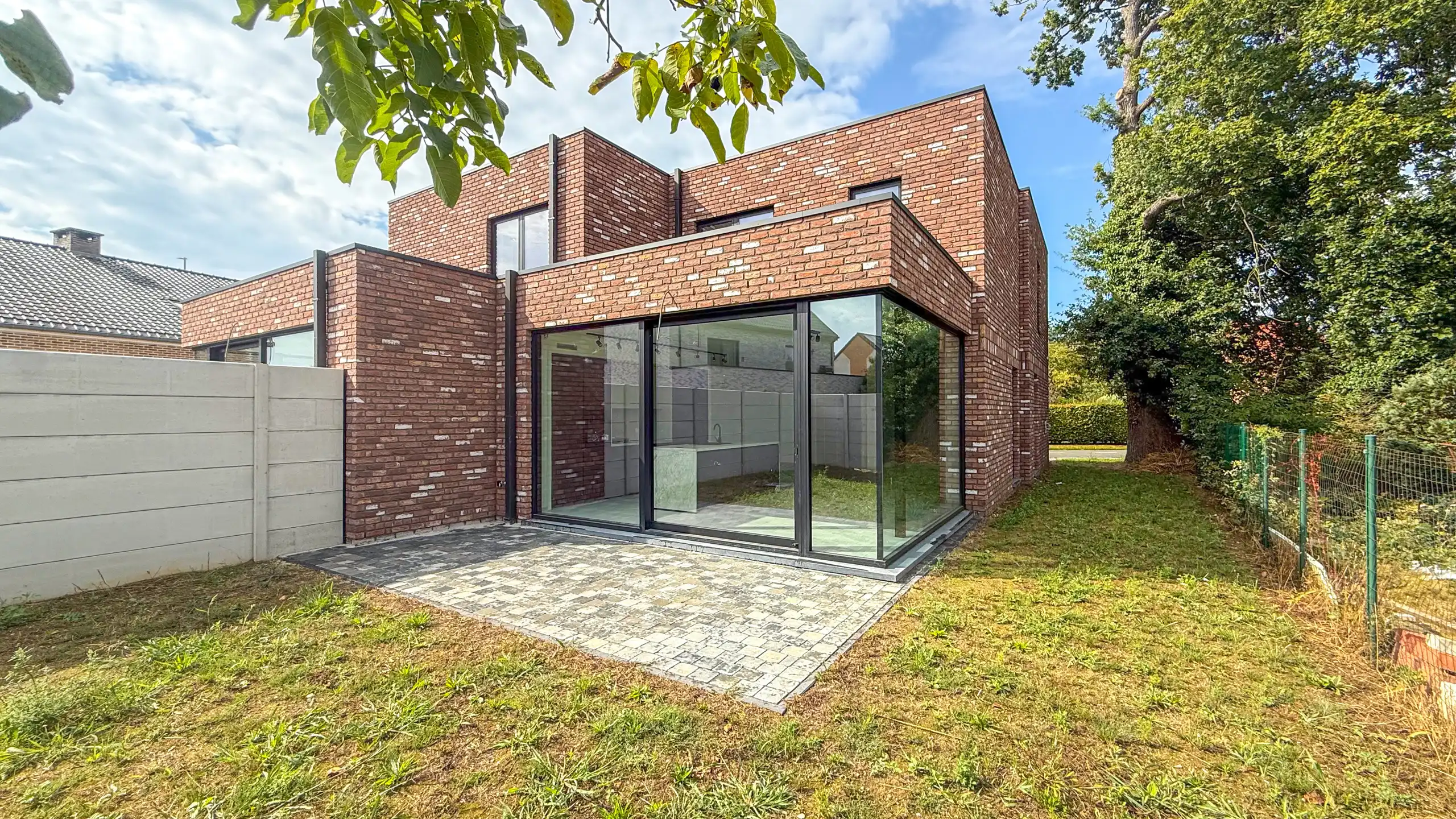 Kwalitatief afgewerkte nieuwbouwwoning op centrale ligging! foto 44