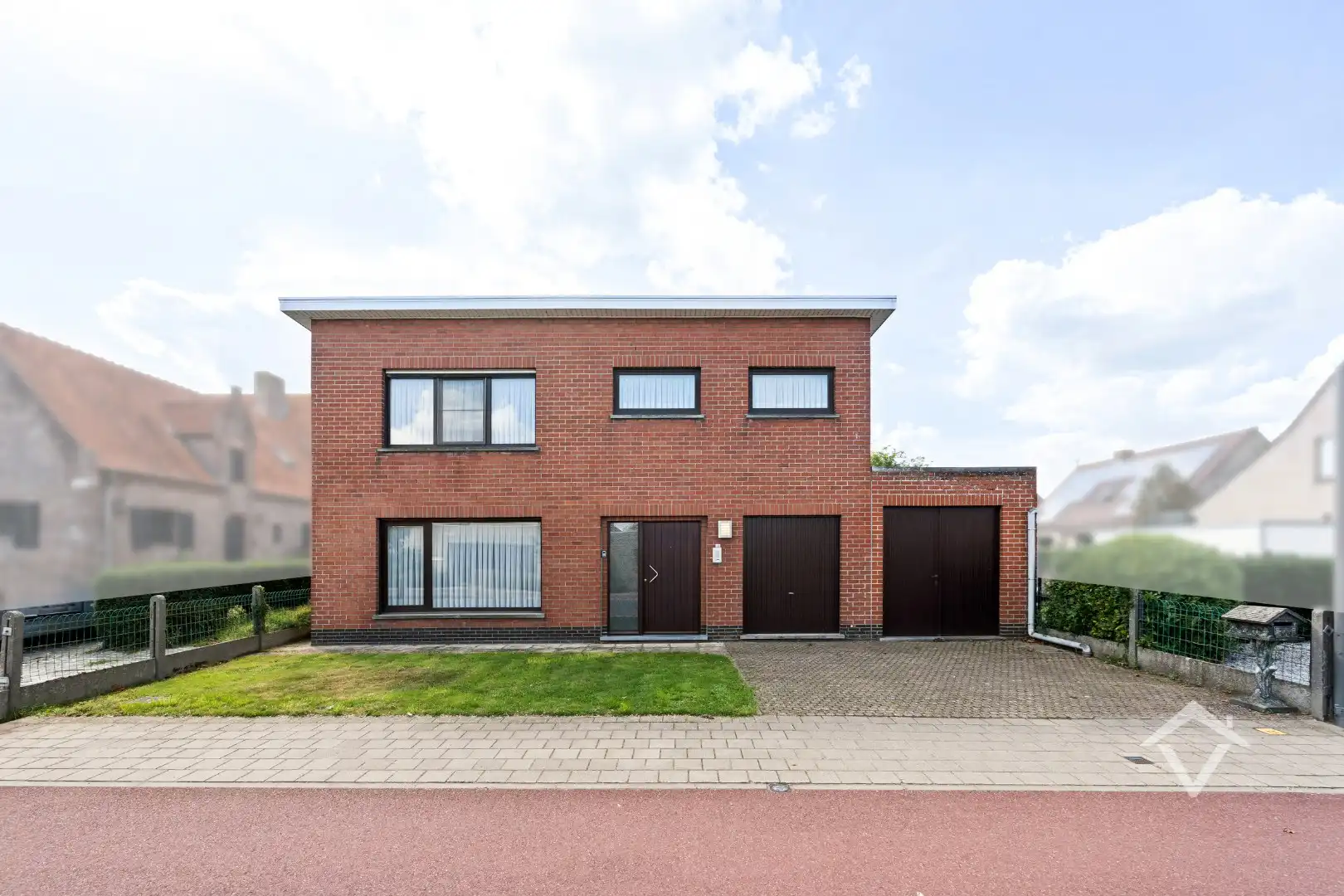 Hoofdfoto van de publicatie: Alleenstaande woning met 4 slaapkamers en dubbele garage te Ichtegem