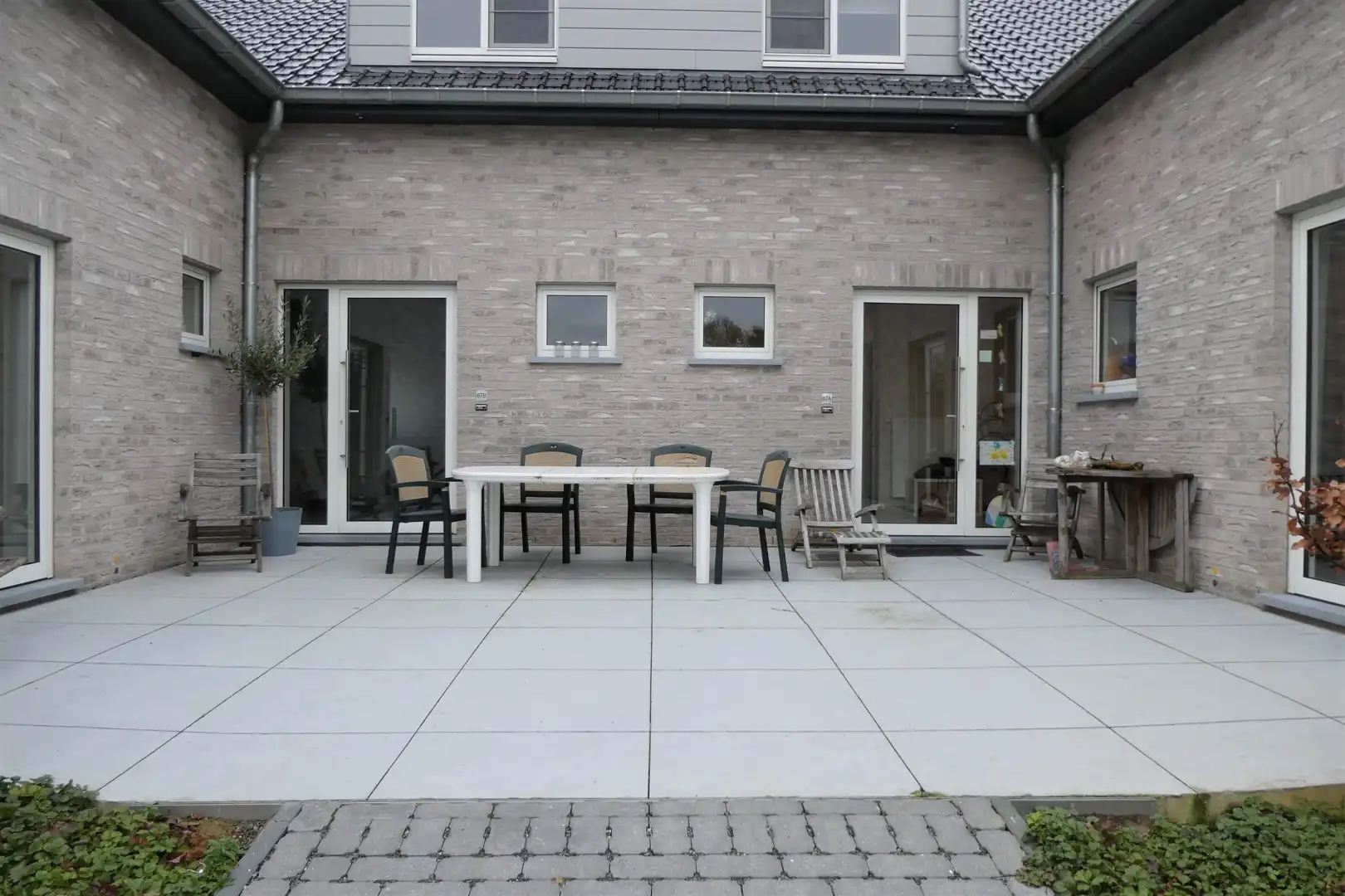 Prachtig nieuwbouw gelijkvloers appartement van 120m² met zuidgericht terras v 54m², tuin, 6 zonnepanelen en twee staanplaatsen. Toegankelijk met rolstoel. Aanrader! foto 6