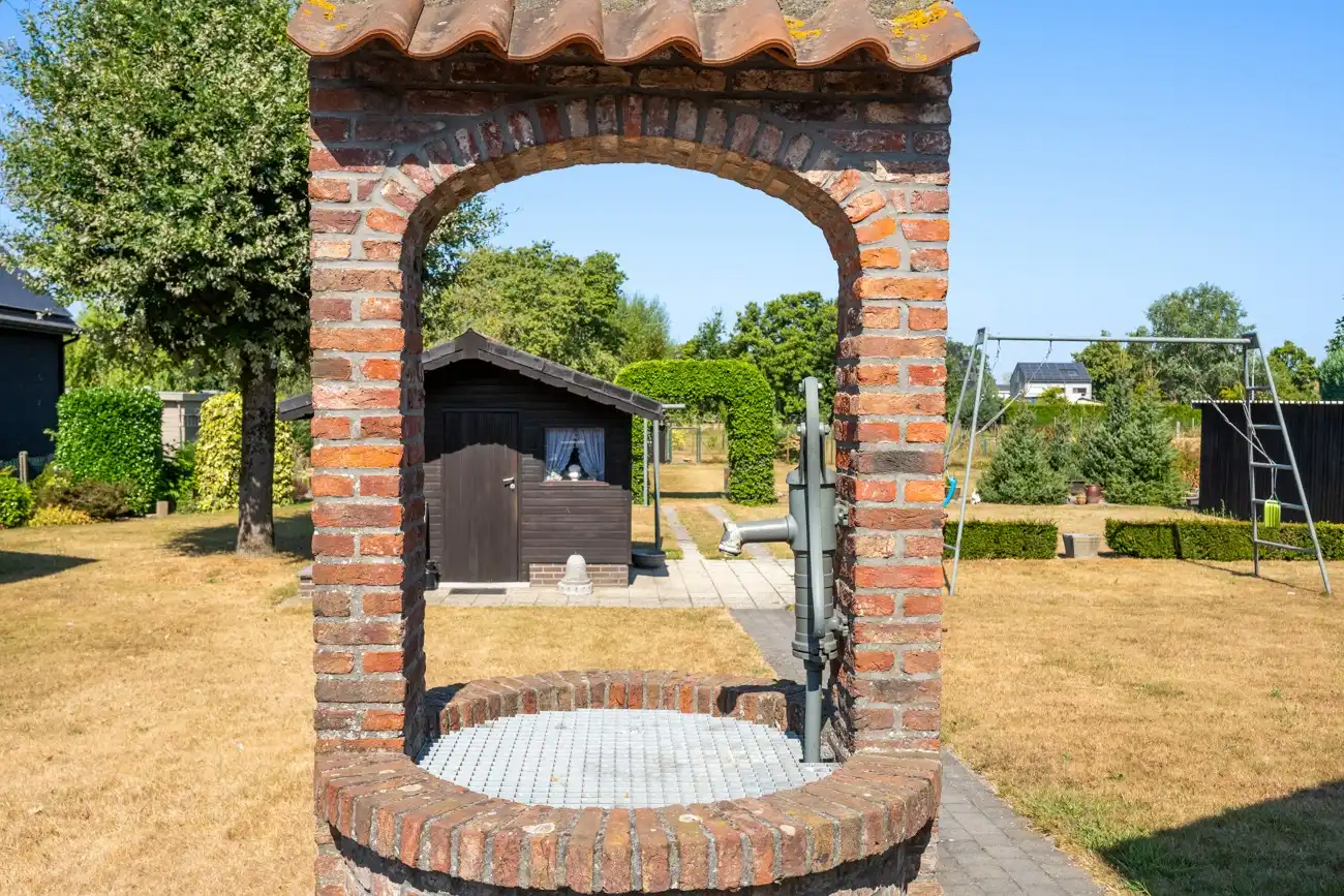 Degelijke te moderniseren open gelijkvloerse woning met inpandige garage én ruime afzonderlijke garage en een grote zonnige tuin in het centrum van Doorslaar! foto 22
