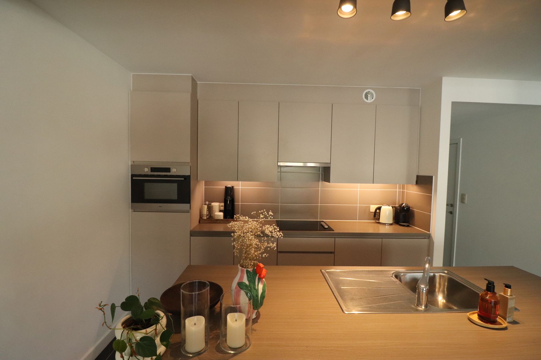 Een recent appartement met 2 slaapkamers, terras en autostaanplaats. foto 6