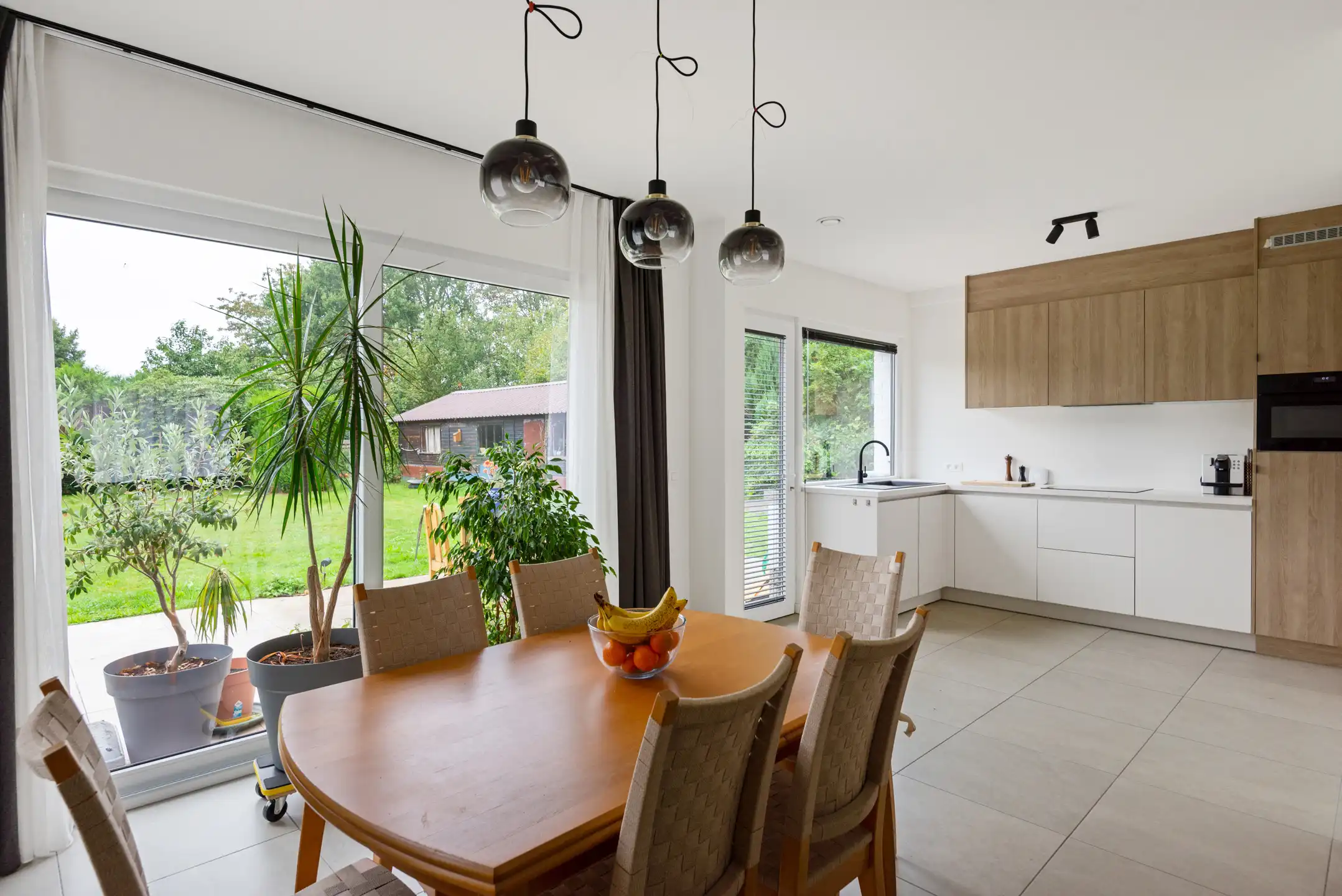 Moderne, instapklare Bungalow met 4 slpk. en 2 badk. en bijgebouw op 12 are 30 ca foto 6