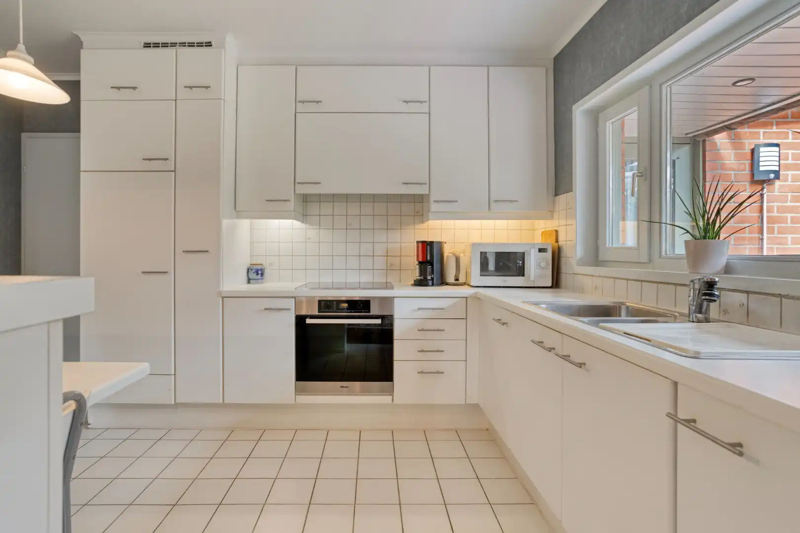 Alleenstaande woning met 2 slaapkamers, garage en grote tuin - verscholen in het groen. foto 11