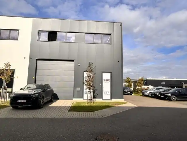 Bedrijfshal van 207 m² met een kantoorruimte op 1° verd. van 105 m² foto 2