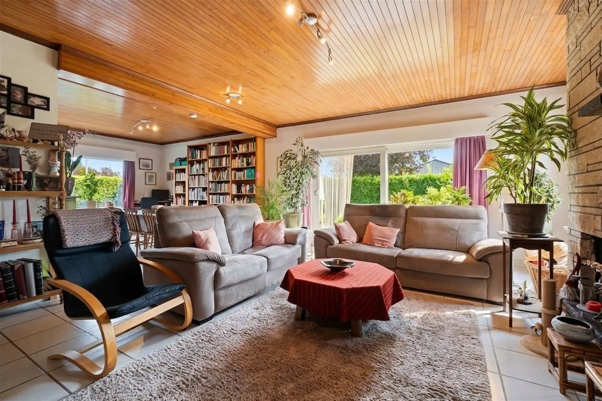 Charmante bungalow met 3 slaapkamers, ruime garage en zonnige tuin op 585m² foto 5