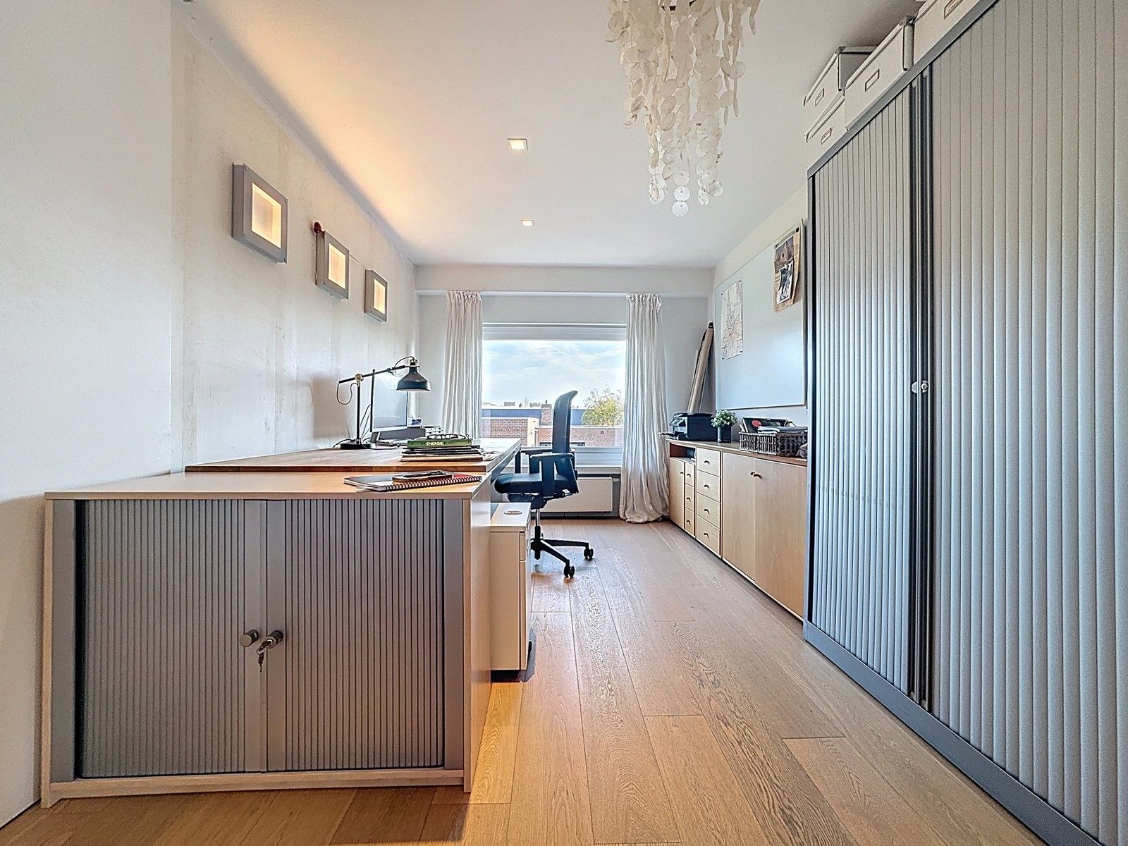 Instapklaar BEDRIJFSPAND, bestaande uit MAGAZIJNEN met geïntegreerde KANTOREN en ruim APPARTEMENT met terras op verdieping! Op industriezone "Waggelwater"! foto 12