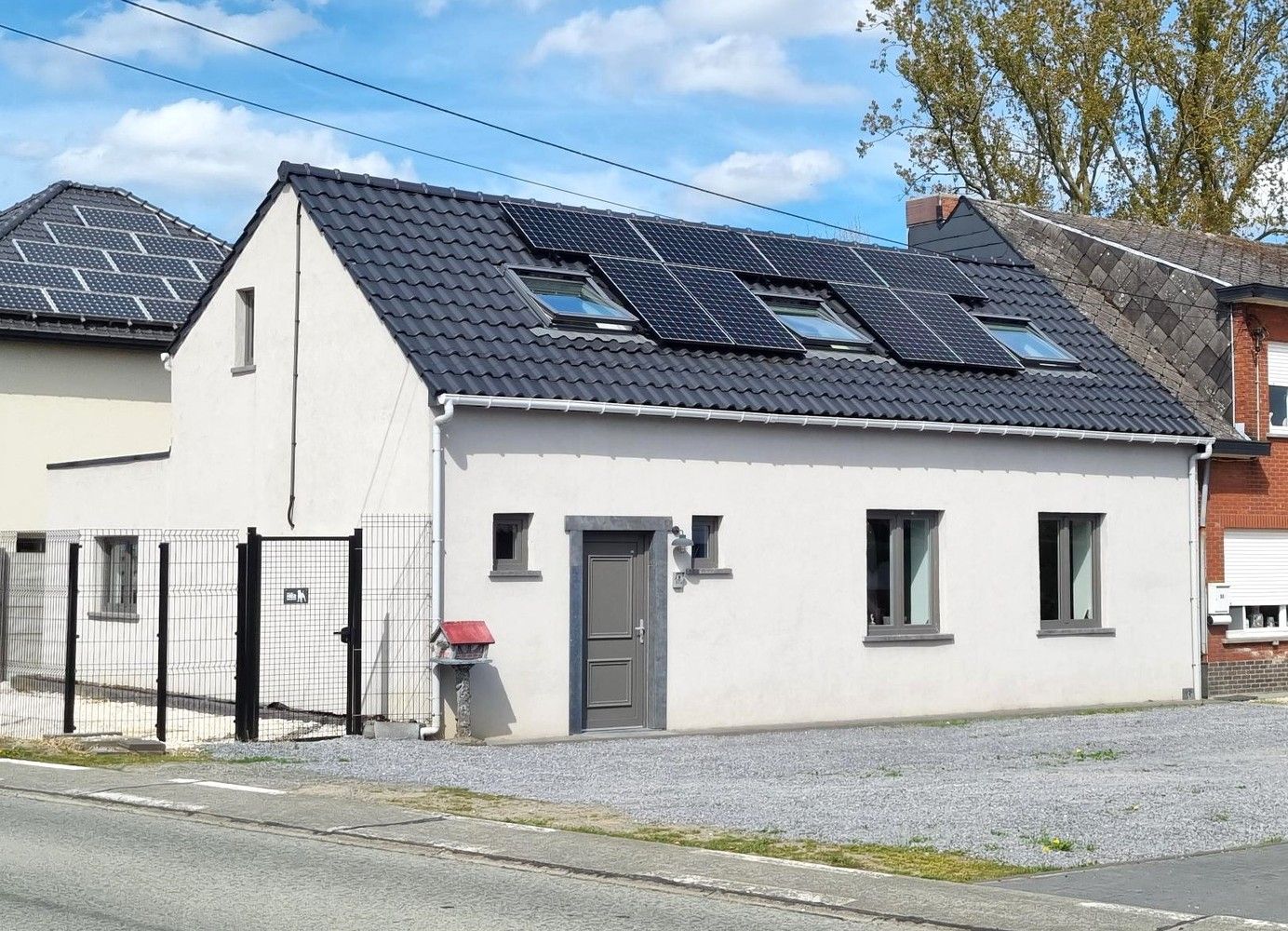 Totaal gerenoveerde woning met garage bijgebouw, ideaal voor een jong koppel of gezin. foto 17