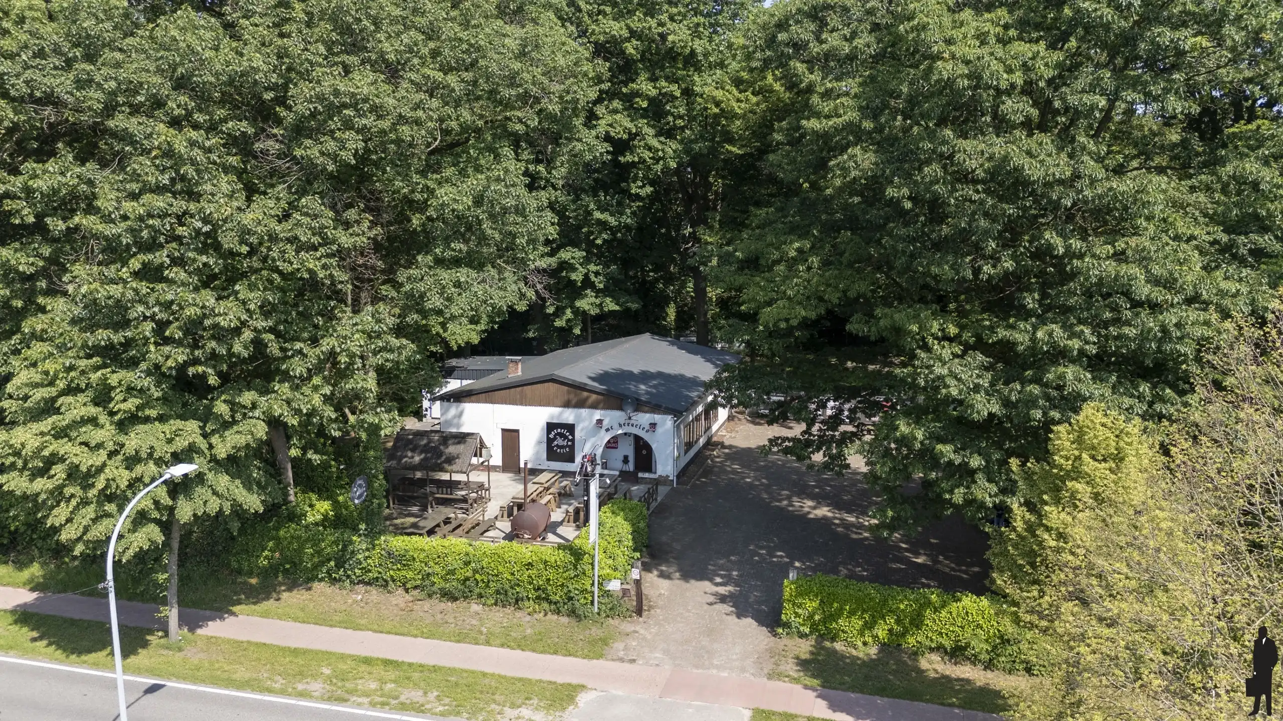 Clubgebouw-chalet 'Heracles' op groen perceel van 3.000m²  foto 2