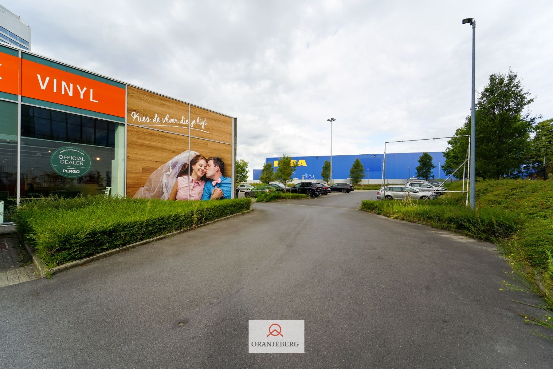 In de schaduw van de IKEA: winkel-magazijn van 750 m² +P! foto 5