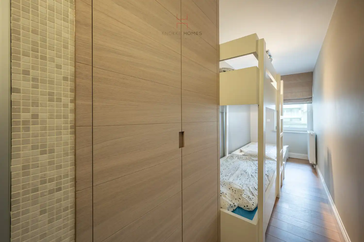 Instapklaar vernieuwd appartement met een mooi zijdelings zeezicht in Duinbergen foto 17