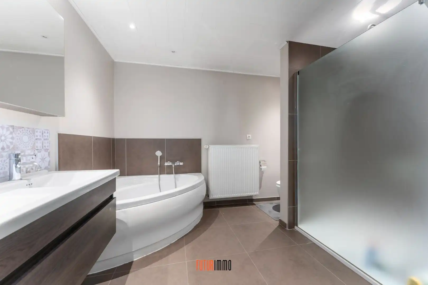 Half open woning met garage foto 14