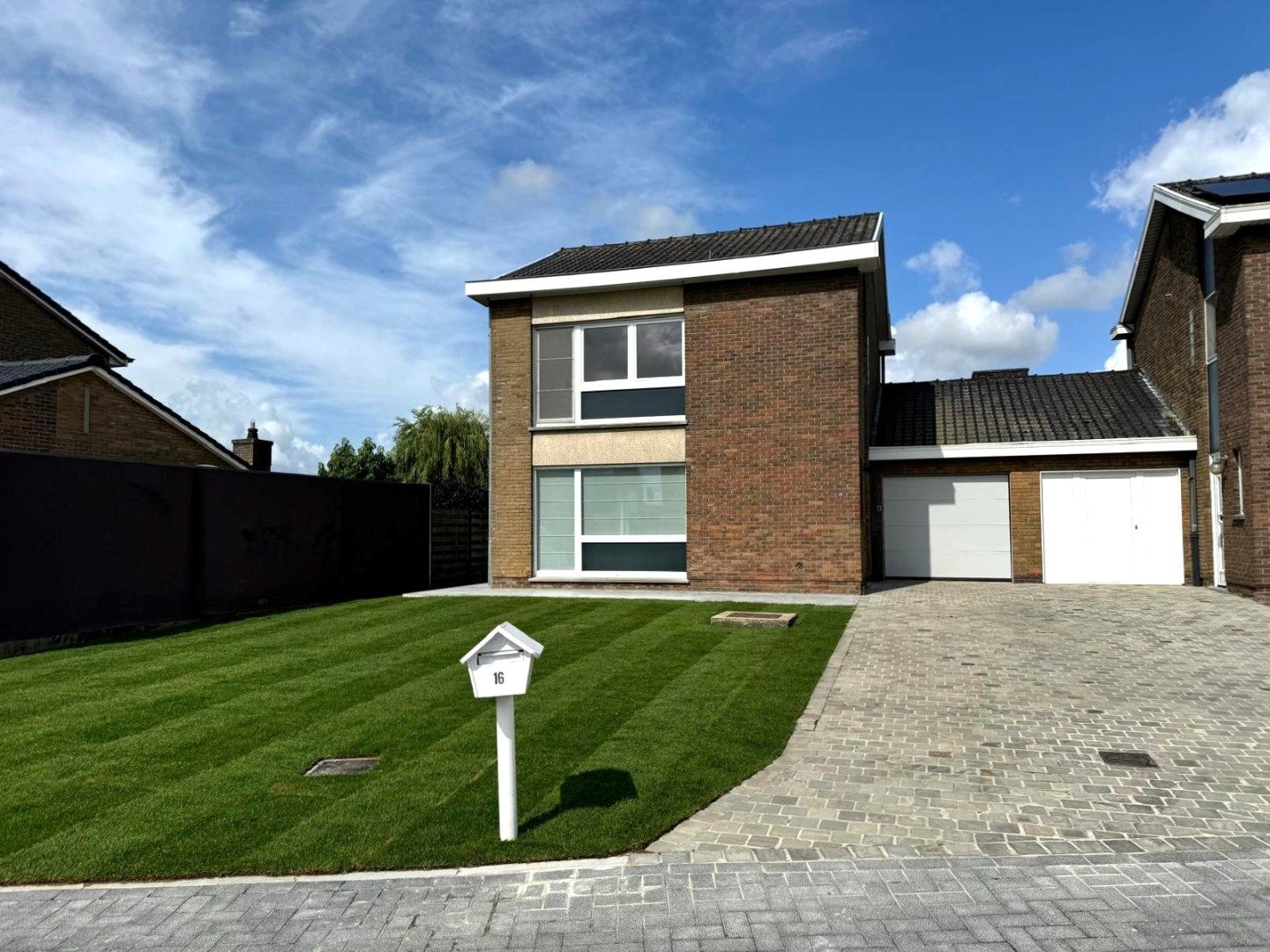 HALF OPEN WONING MET TUIN | 3 SLPKS | UITERST RUSTIGE LIGGING foto {{pictureIndex}}