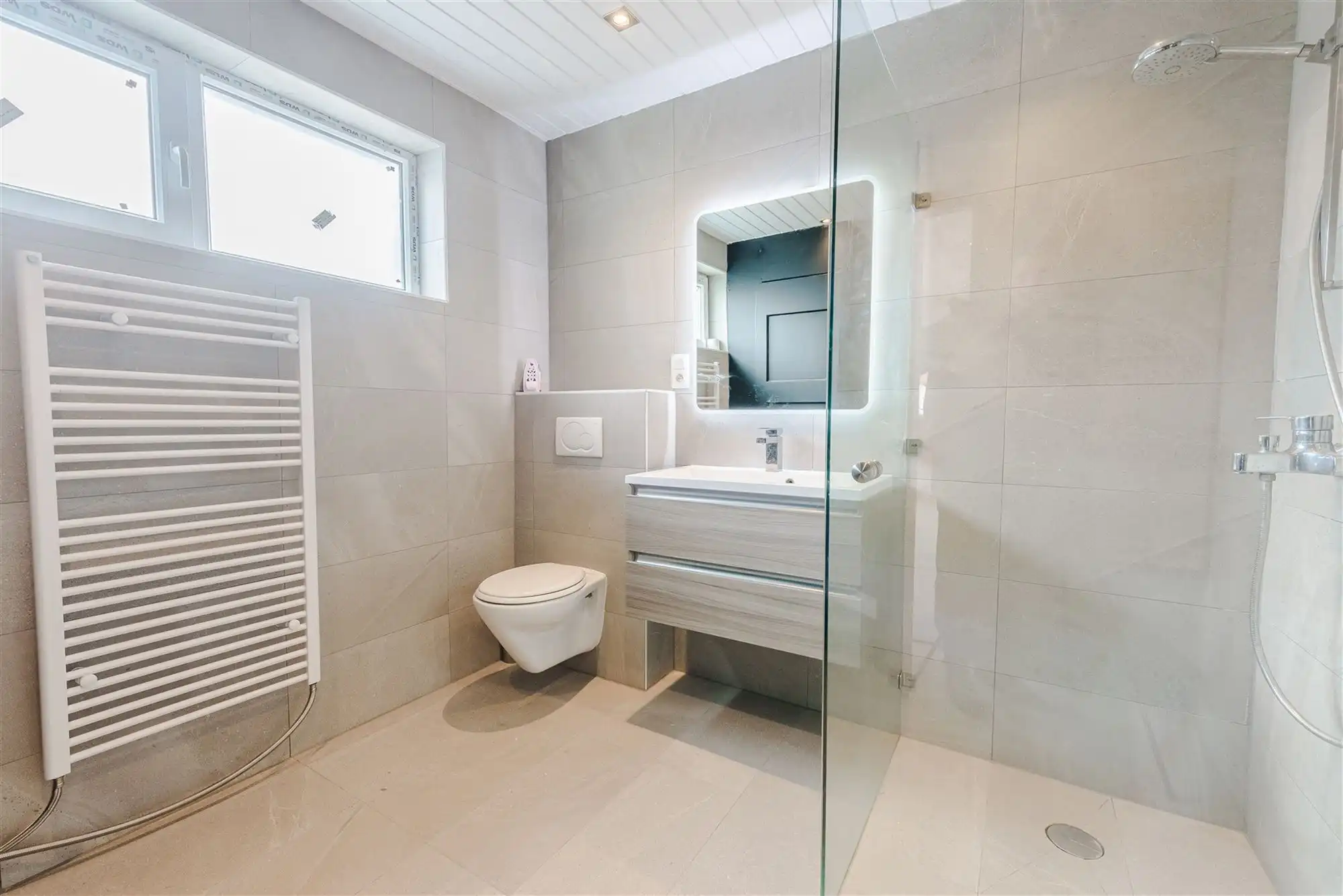 Gerenoveerde ruime gezinswoning met 4 slpks foto 14