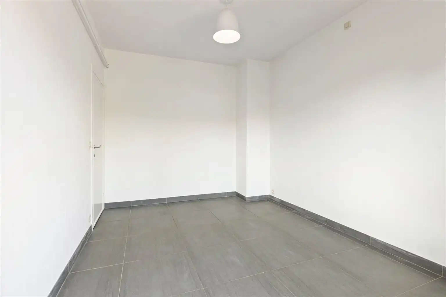 Instapklaar, gerenoveerd appartement met 3 slaapkamers, 2 terrassen en ruime garagebox gelegen op een toplocatie in het centrum van Maaseik, nabij de markt & met zicht op het Kerkplein. foto 10