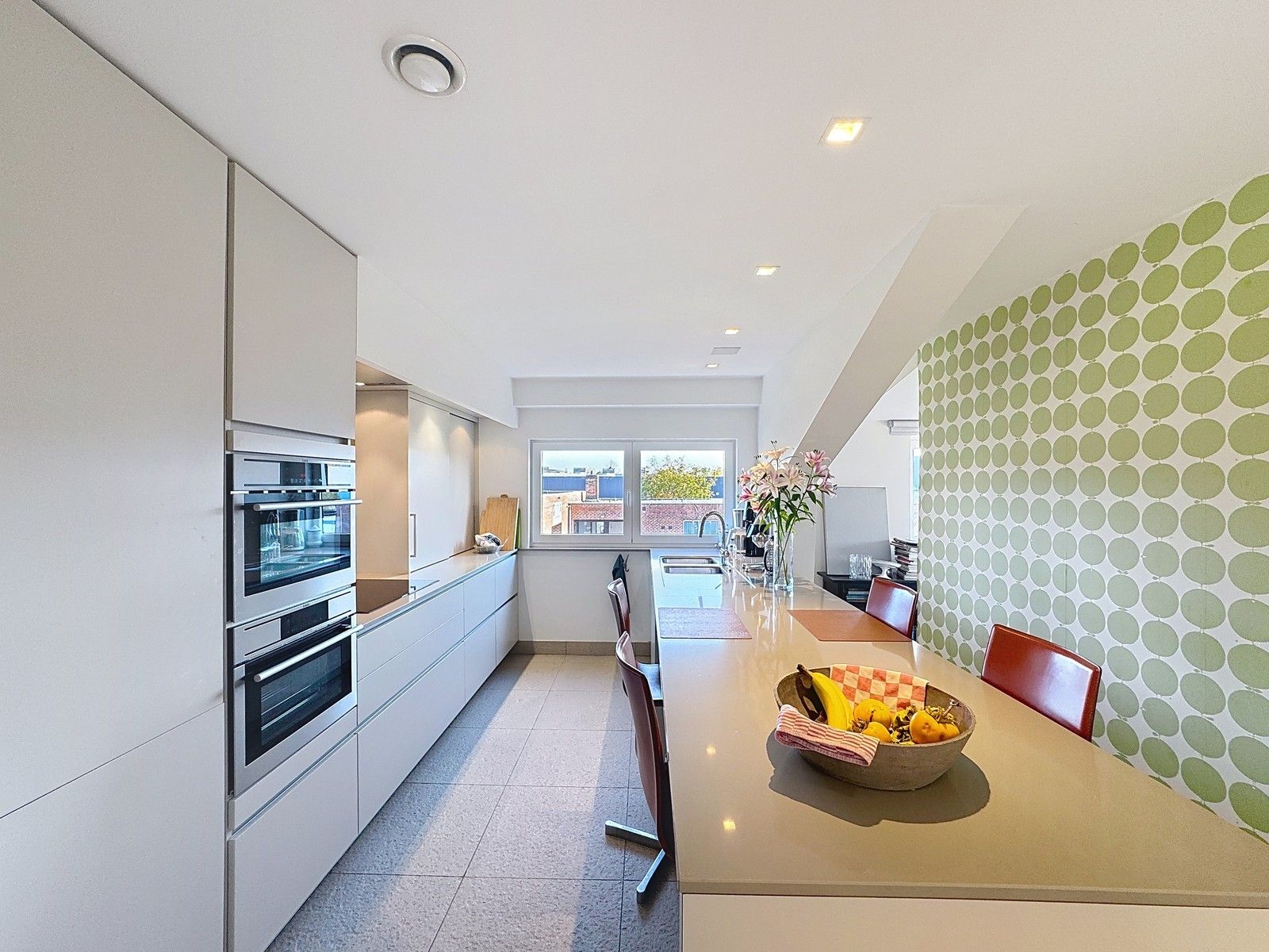 Instapklaar BEDRIJFSPAND, bestaande uit MAGAZIJNEN met geïntegreerde KANTOREN en ruim APPARTEMENT met terras op verdieping! Op industriezone "Waggelwater"! foto 10