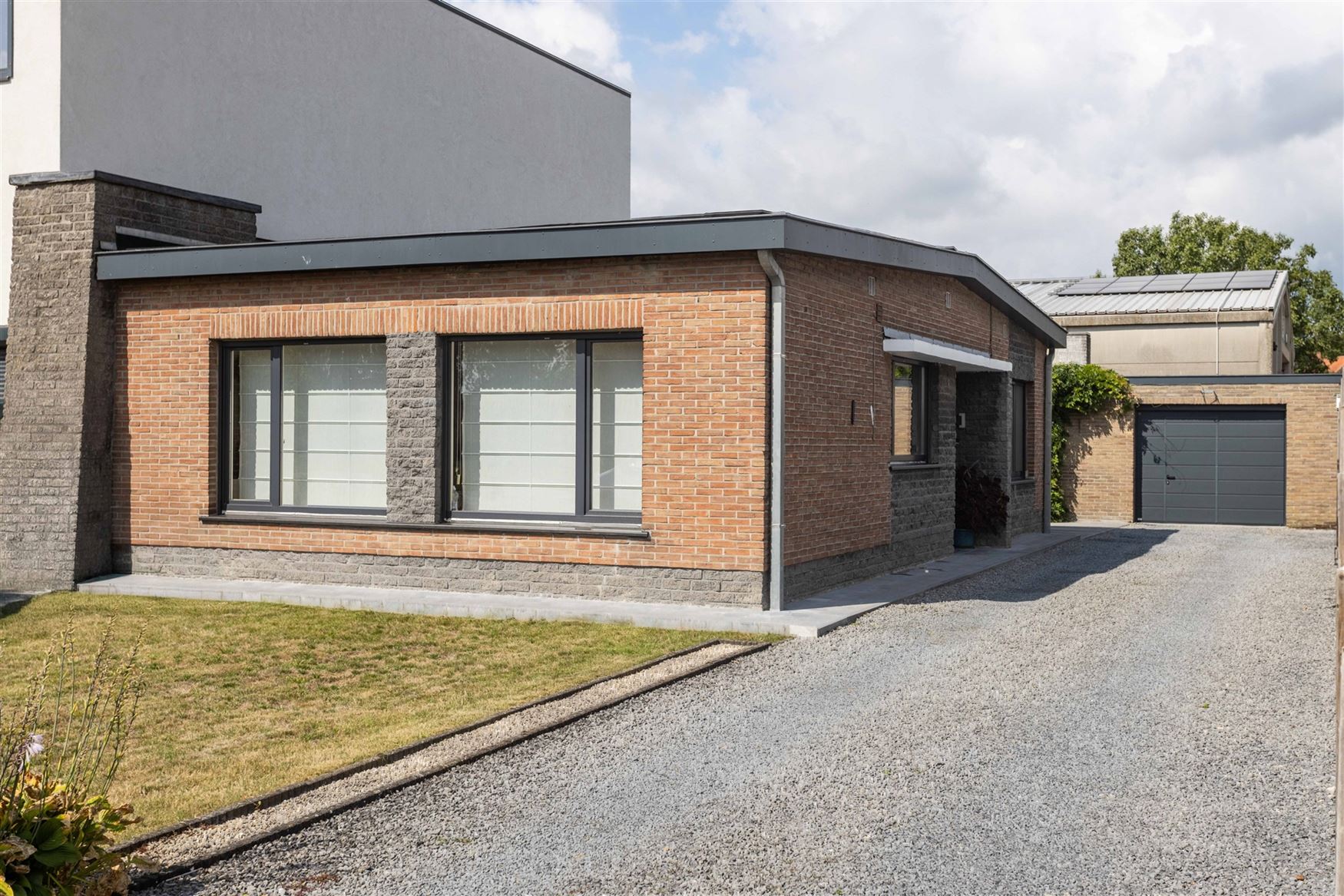 Compact wonen met tuin, garage en potentieel foto {{pictureIndex}}