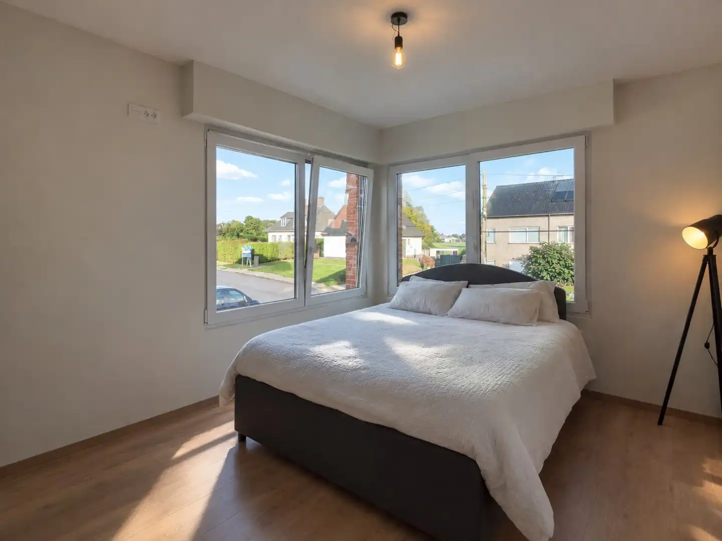 VOLLEDIG GERENOVEERD EN ENERGIEZUINIG APPARTEMENT MET TERRAS EN AUTOSTAANPLAATS! foto 6