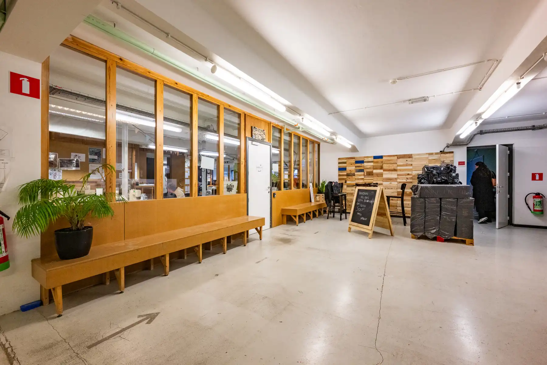 Ruim en veelzijdig bedrijfspand met parking en opslag foto 28