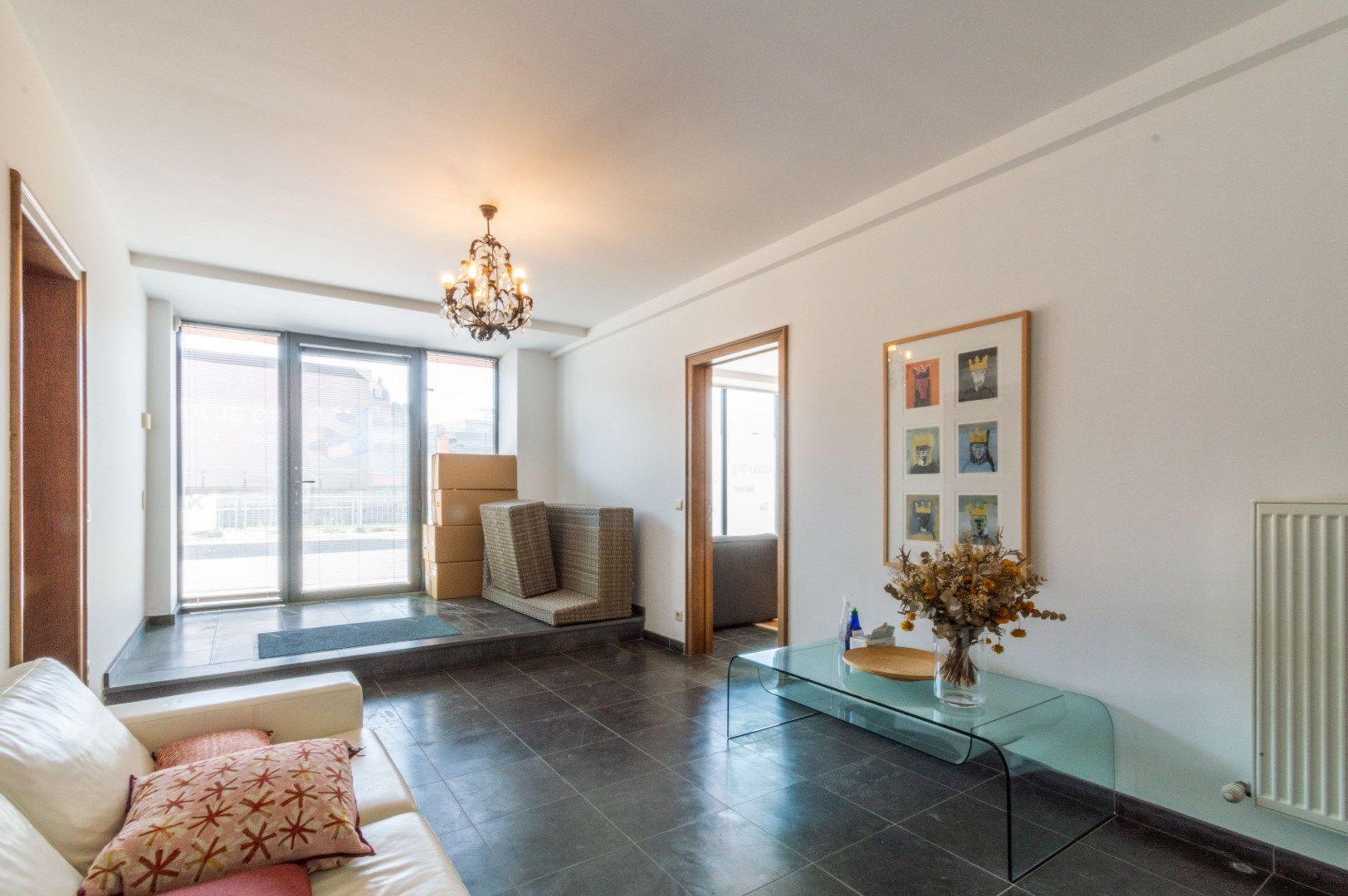 Een ruime, instapklare gelijkvloerse praktijk-, kantoor- en/of commerciële (+-154m²) foto 3