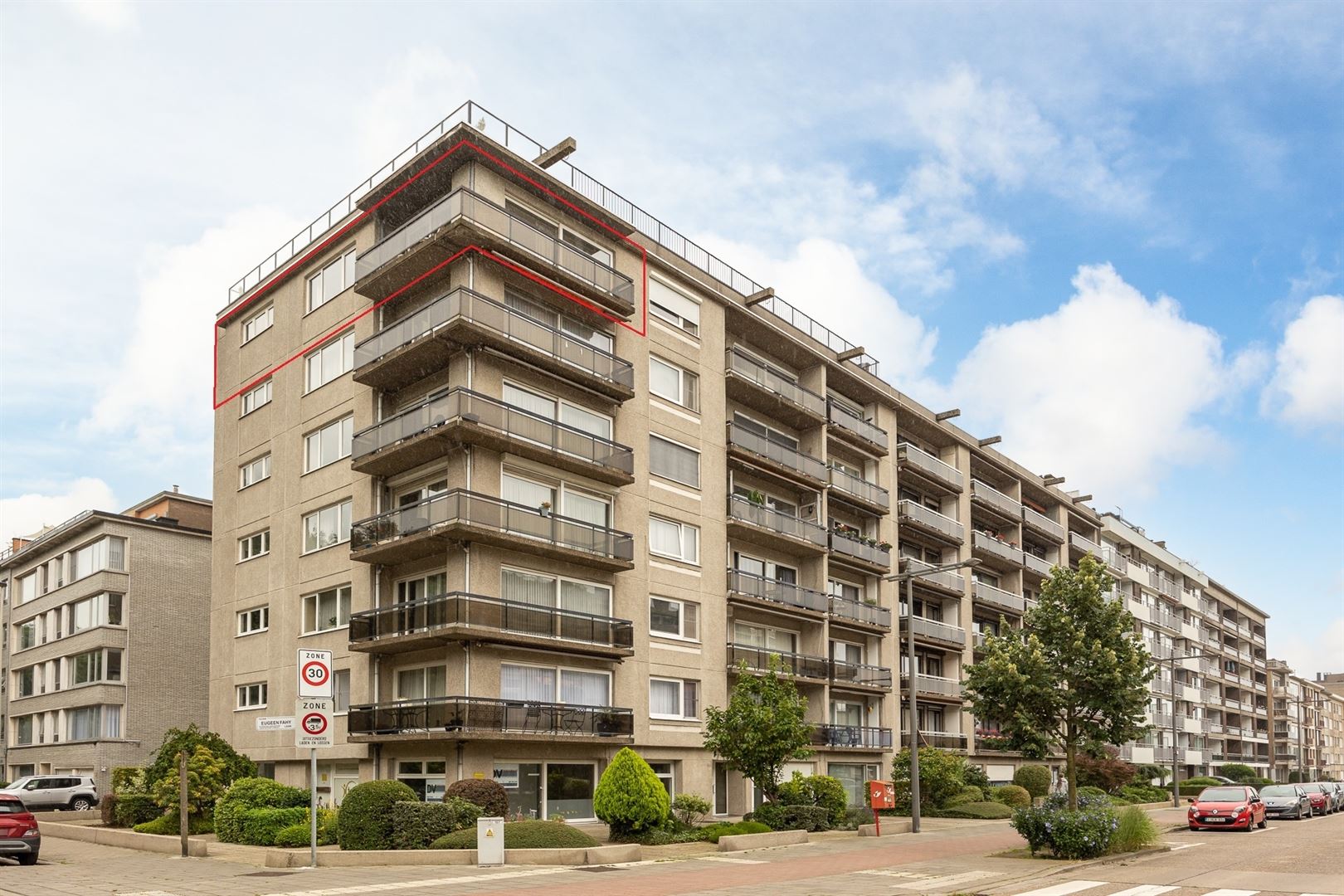 Centraal gelegen en ruim appartement met 3 slaapkamers en aangenaam terras foto 2