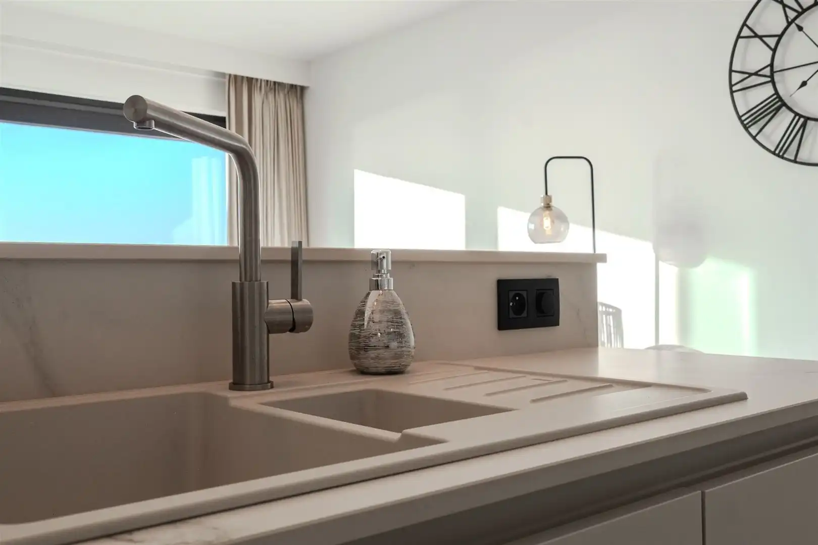Moderne studio met frontaal zeezicht foto 16