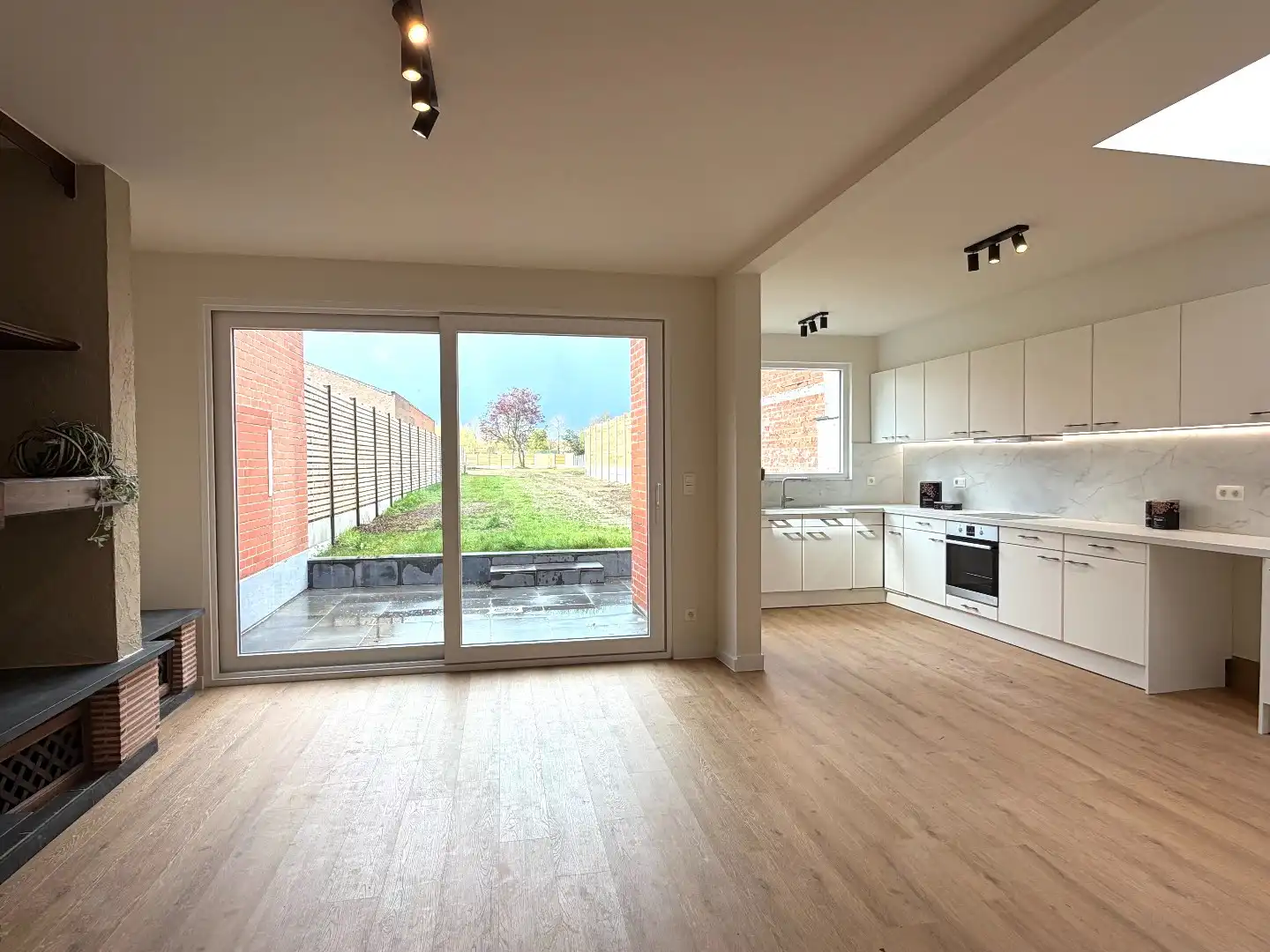 Gerenoveerde gezinswoning met 3 slaapkamers, tuin en garage. foto 3
