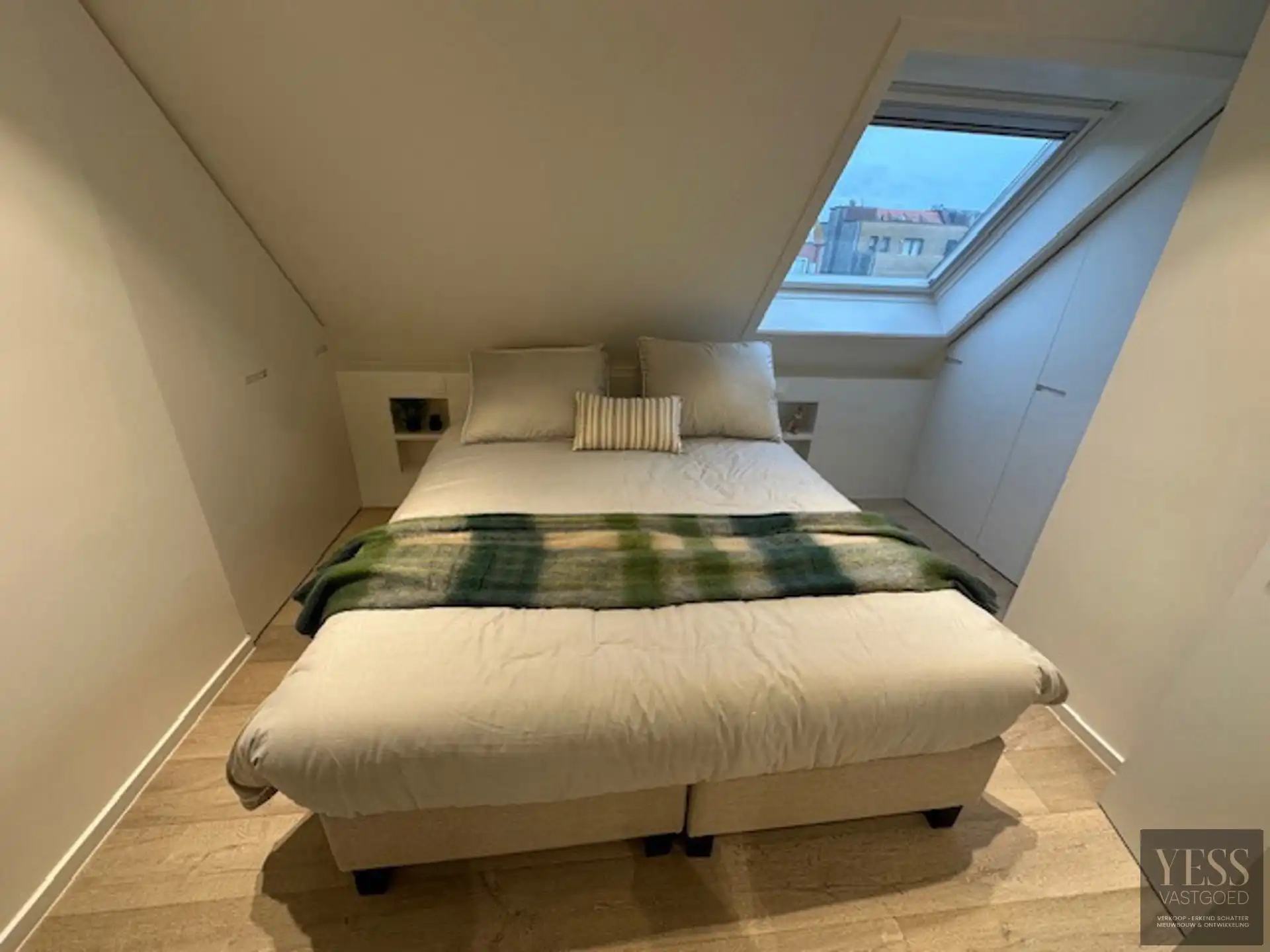 Stijlvol gerenoveerd appartement op een zucht van de zee! foto 16