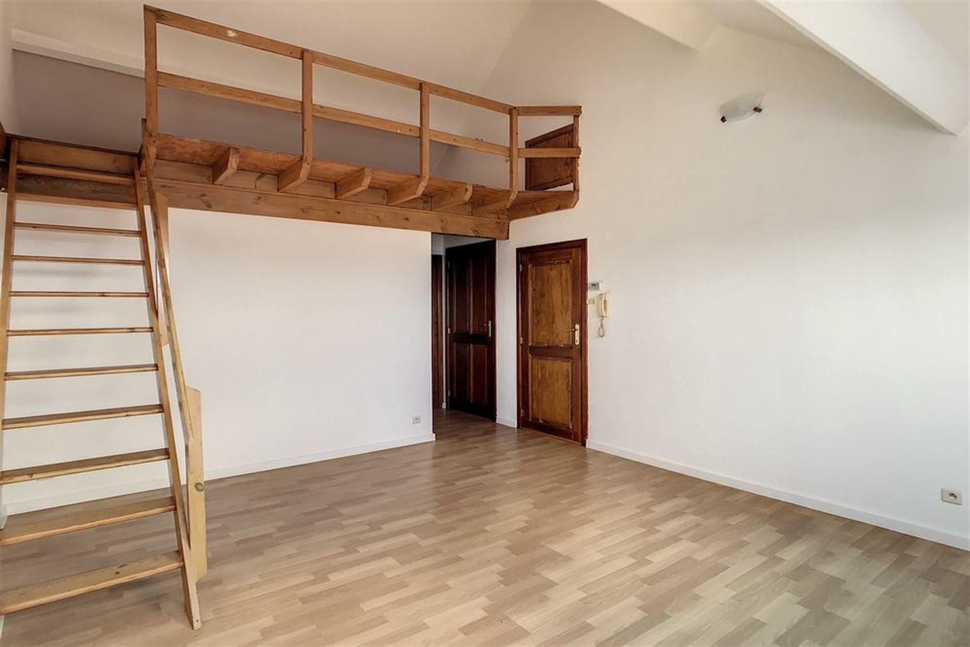 Aangenaam dakappartement foto {{pictureIndex}}