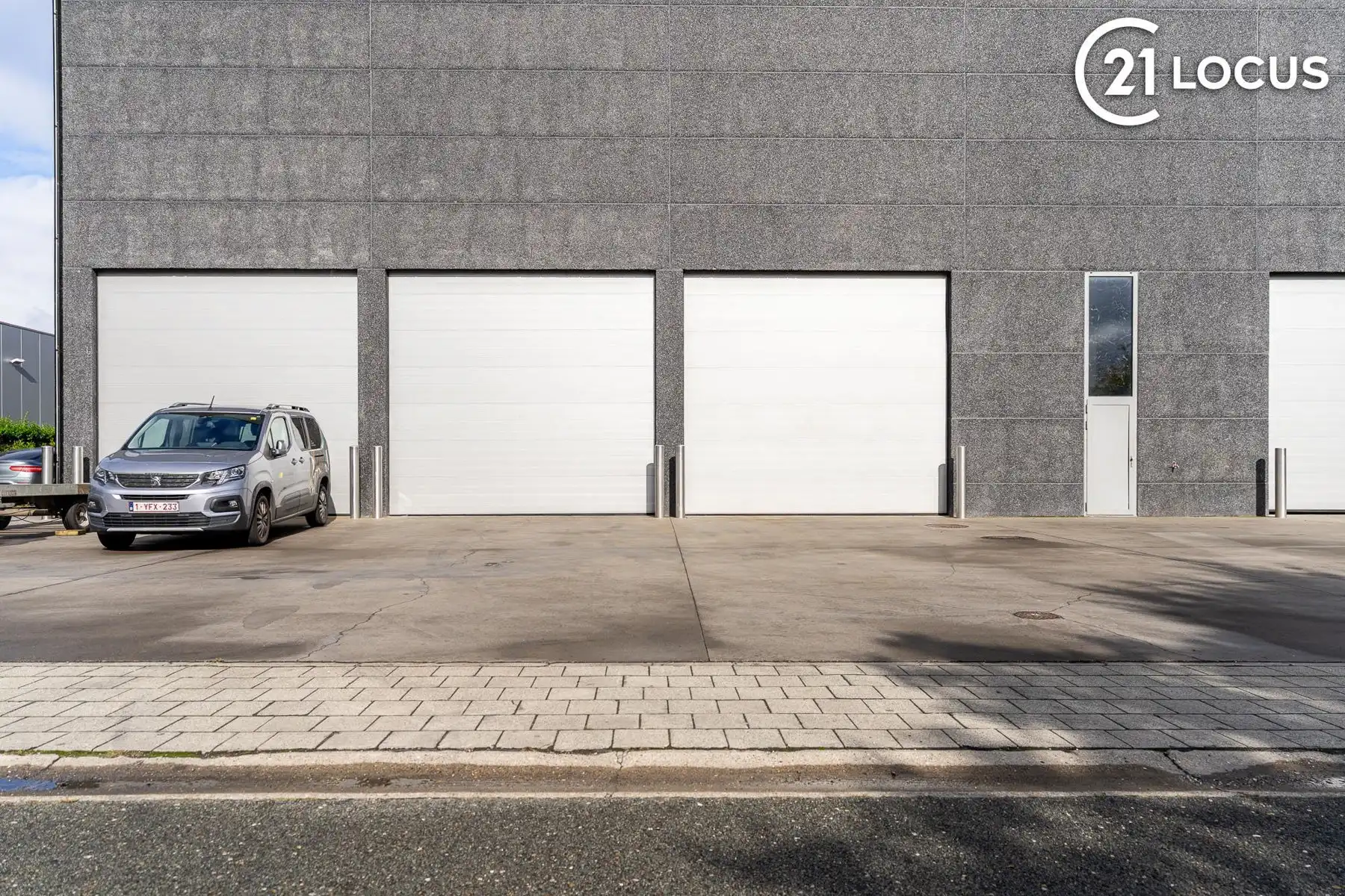 Ruim Magazijn/opslagplaats (850 m²) te Huur in Beveren foto {{pictureIndex}}