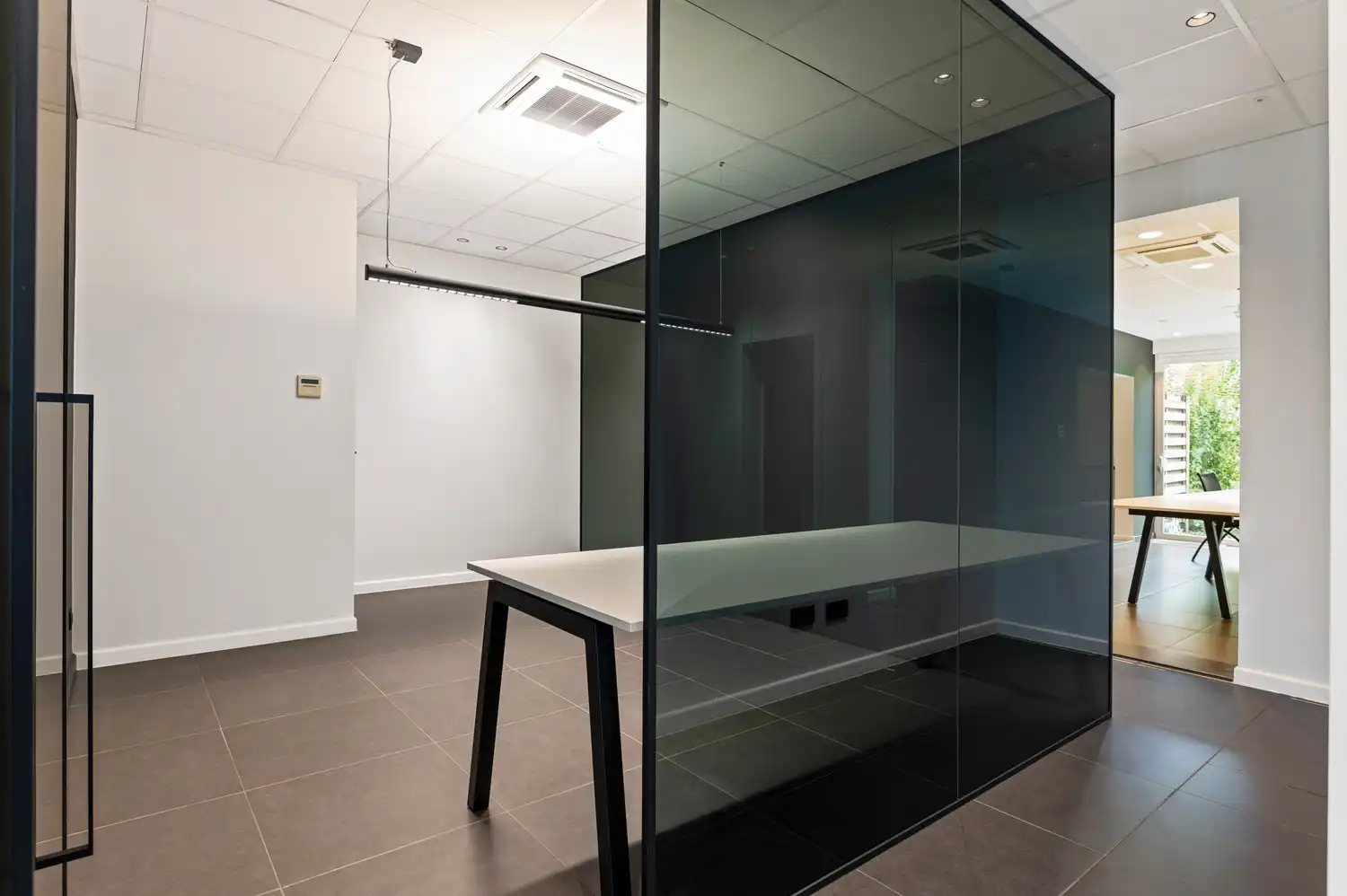 Ruim kantoorgebouw op een centrale locatie te koop in Wommelgem foto 4